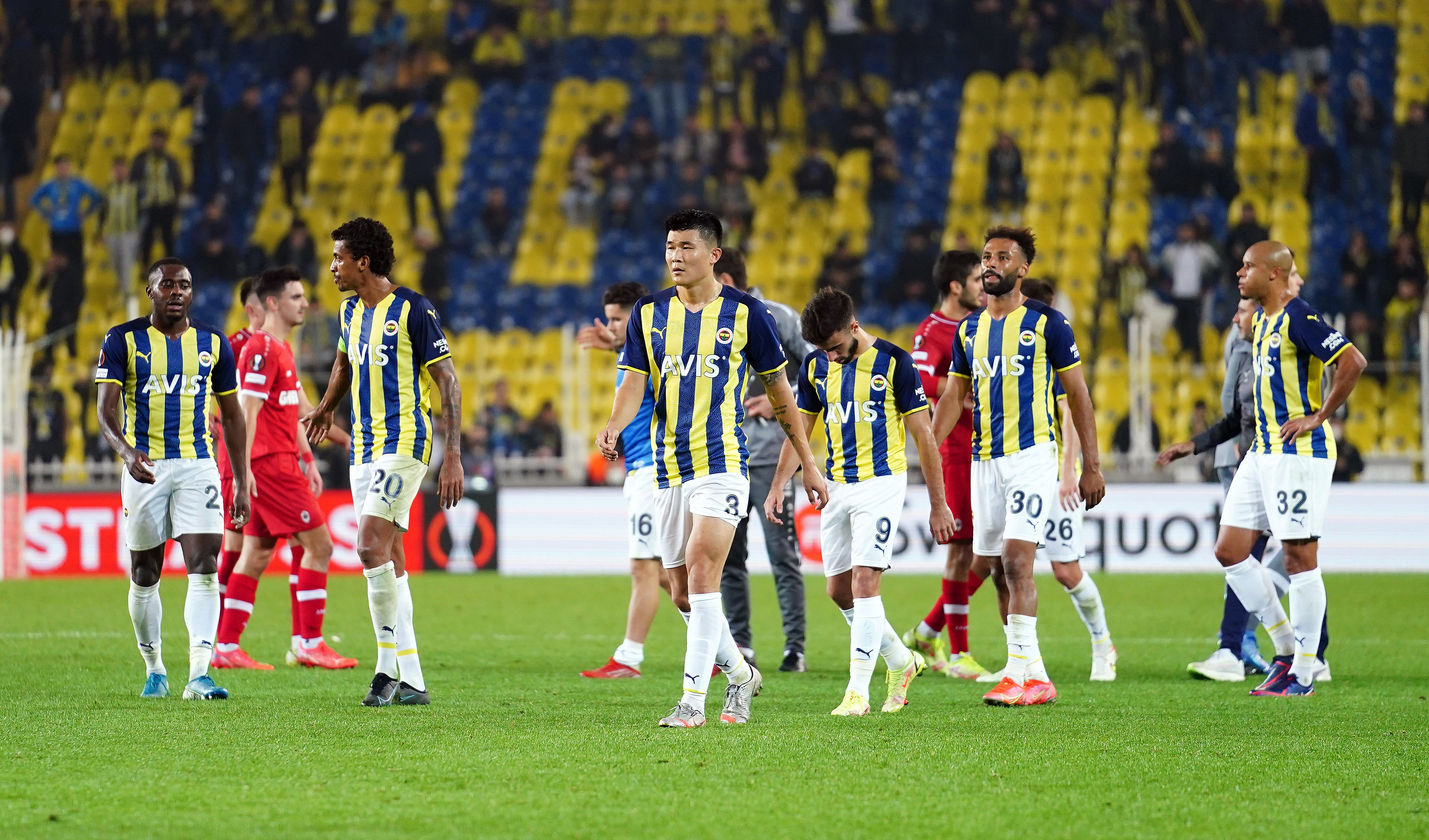 Taraftar, beraberliğin ardından Fenerbahçeli futbolculara tepki gösterdi