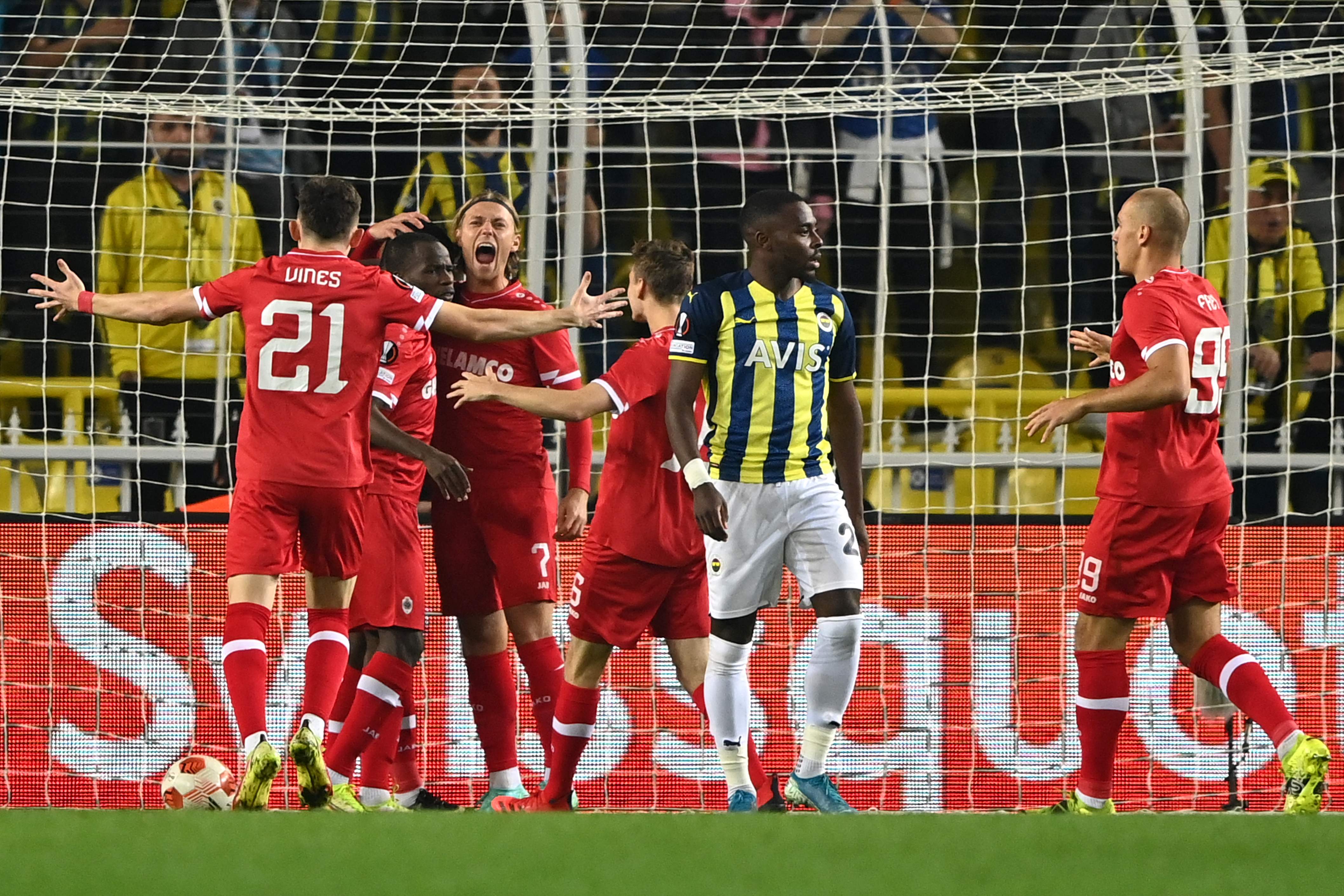 Samatta, Fenerbahçe'ye attığı gole sevinmedi