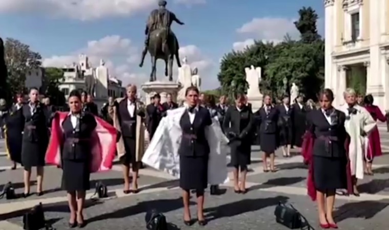 Uçuş personeli protesto için soyundu!