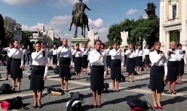 Uçuş personeli protesto için soyundu!