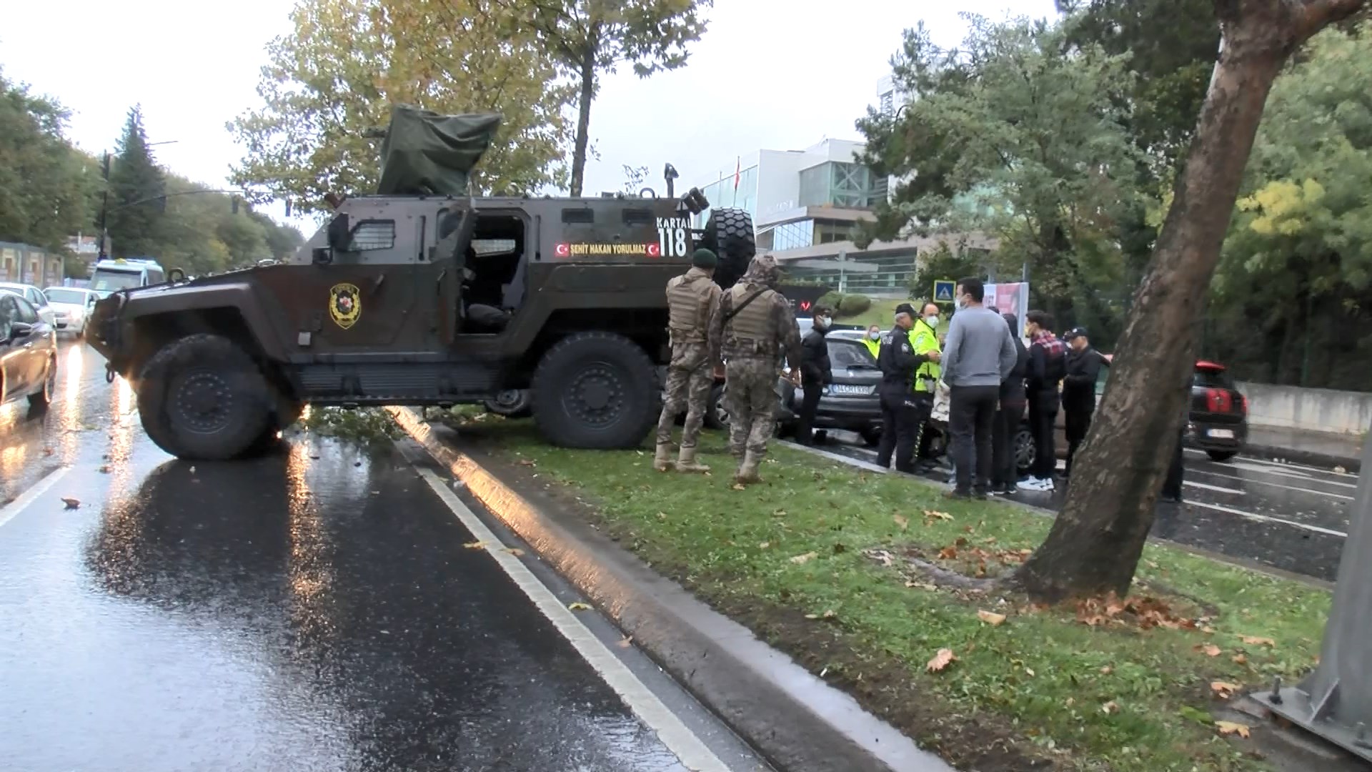 Sarıyer'de zırhlı polis aracı 6 otomobile çarptı: 3 yaralı