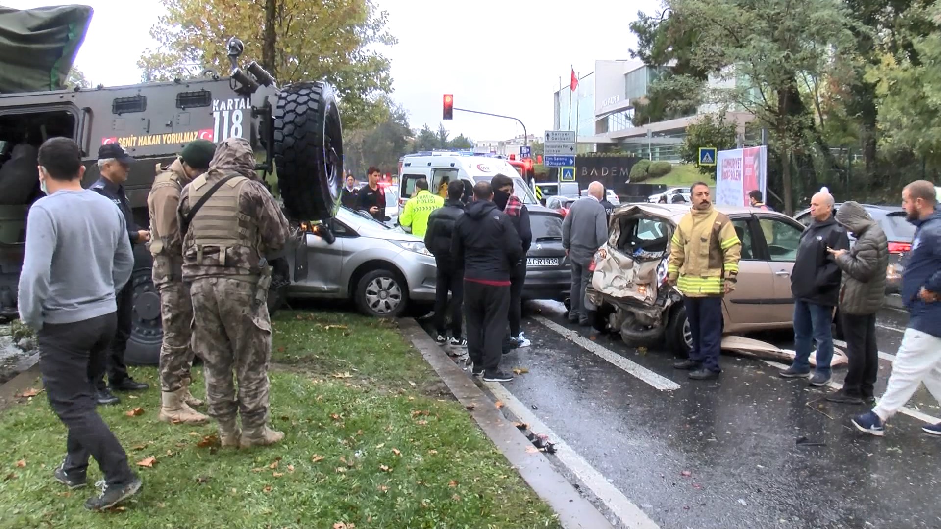 Sarıyer'de zırhlı polis aracı 6 otomobile çarptı: 3 yaralı