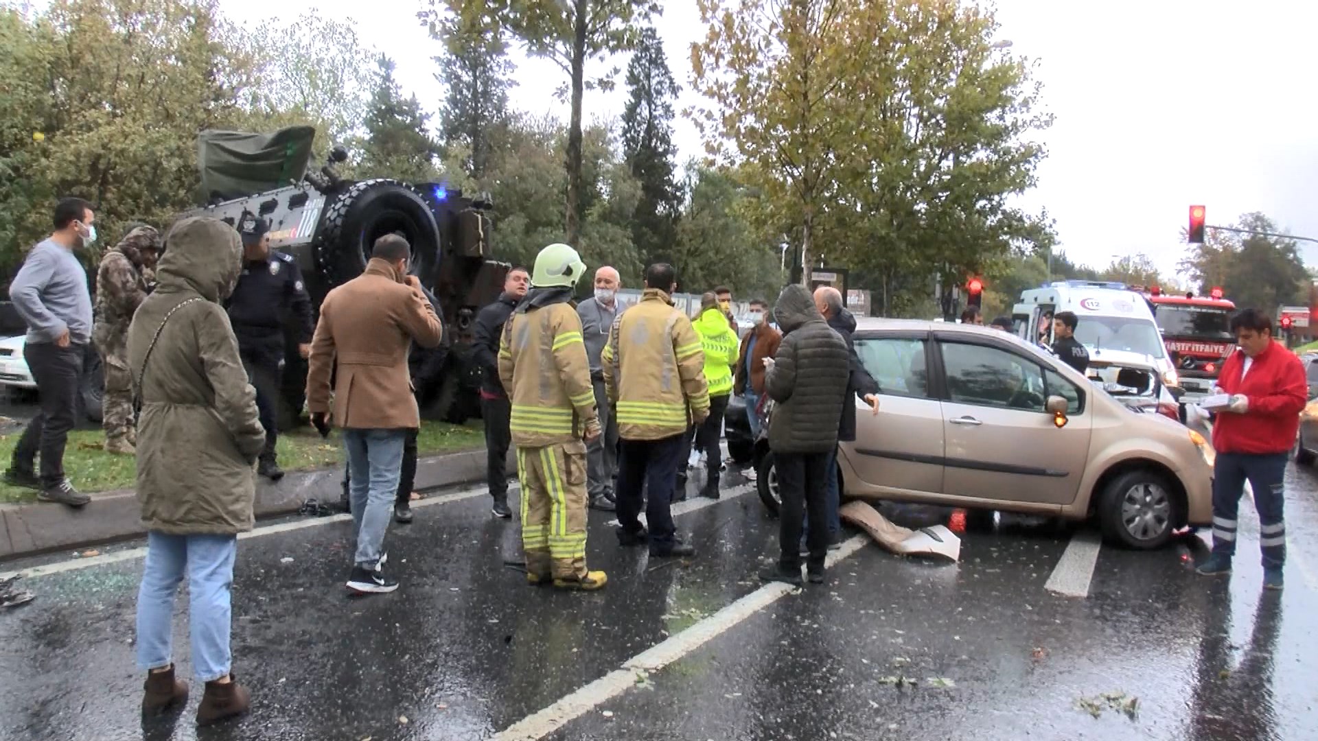 Sarıyer'de zırhlı polis aracı 6 otomobile çarptı: 3 yaralı