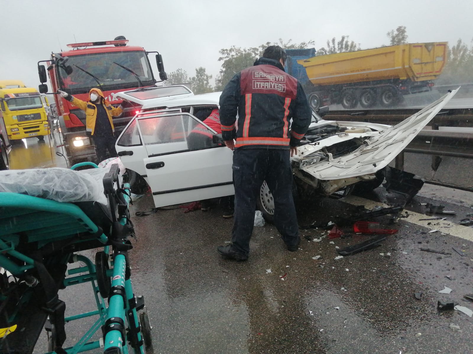 Sakarya'da 27 araçlı zincirleme kaza: 3'ü ağır 17 yaralı