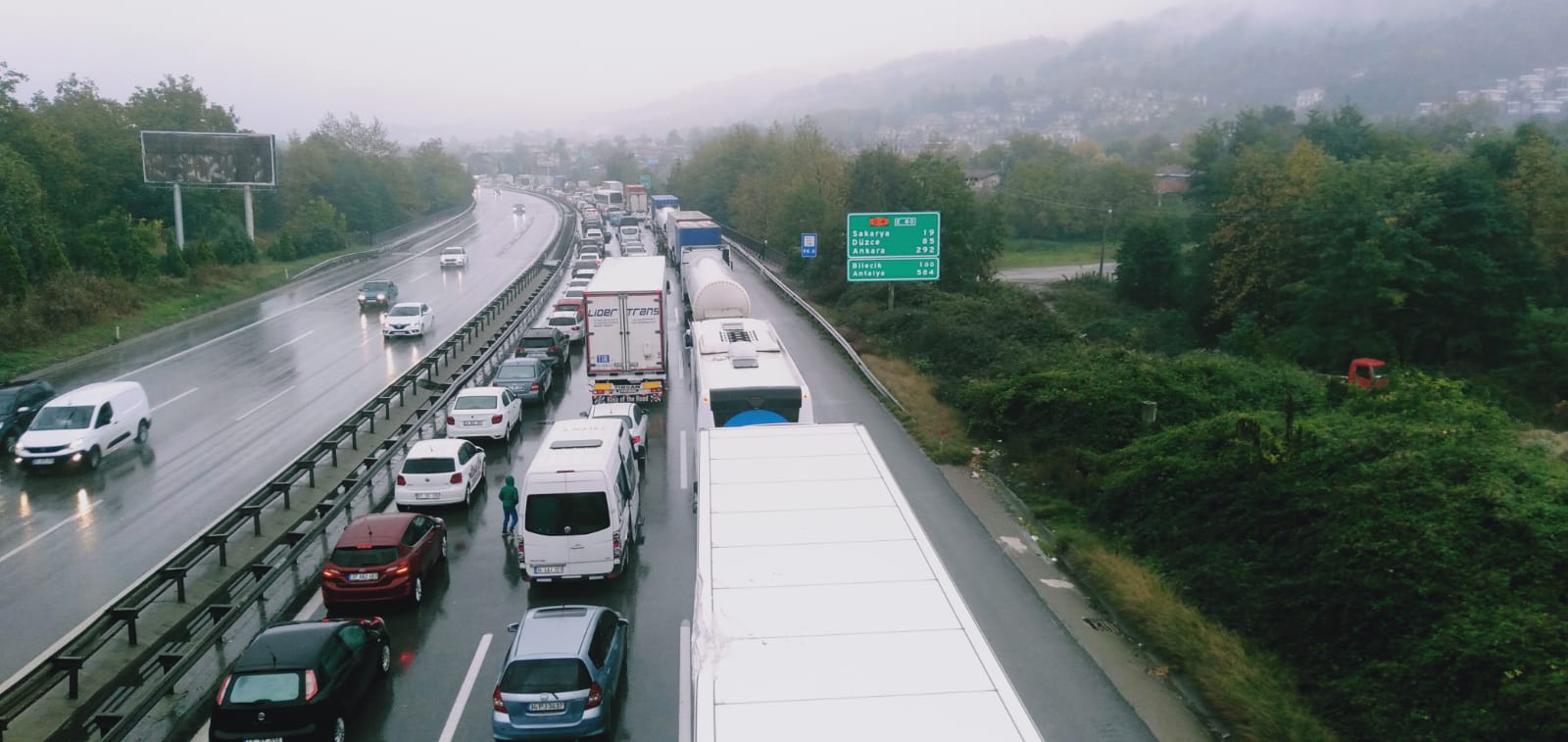 Sakarya'da 27 araçlı zincirleme kaza: 3'ü ağır 17 yaralı