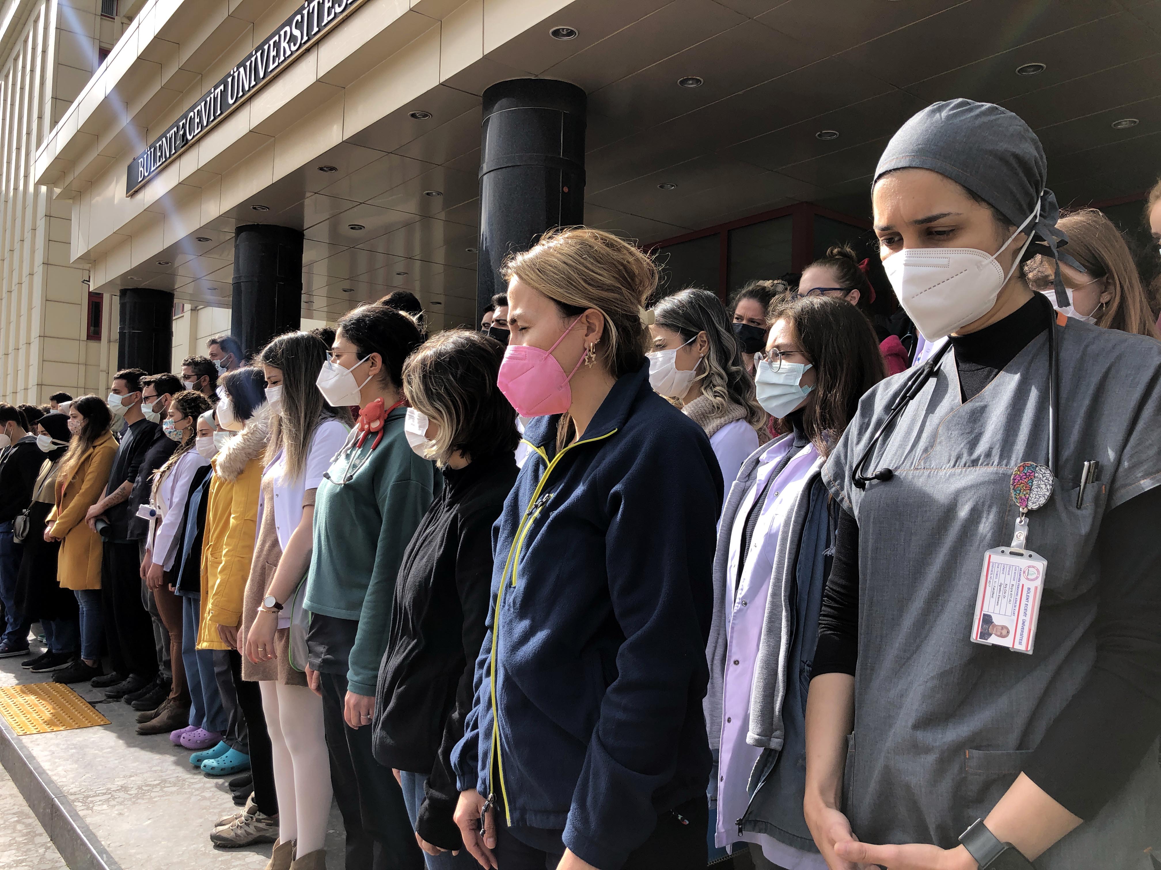 Doktorlardan eylem: 36 saatlik nöbetin ardından kazada can vermişti