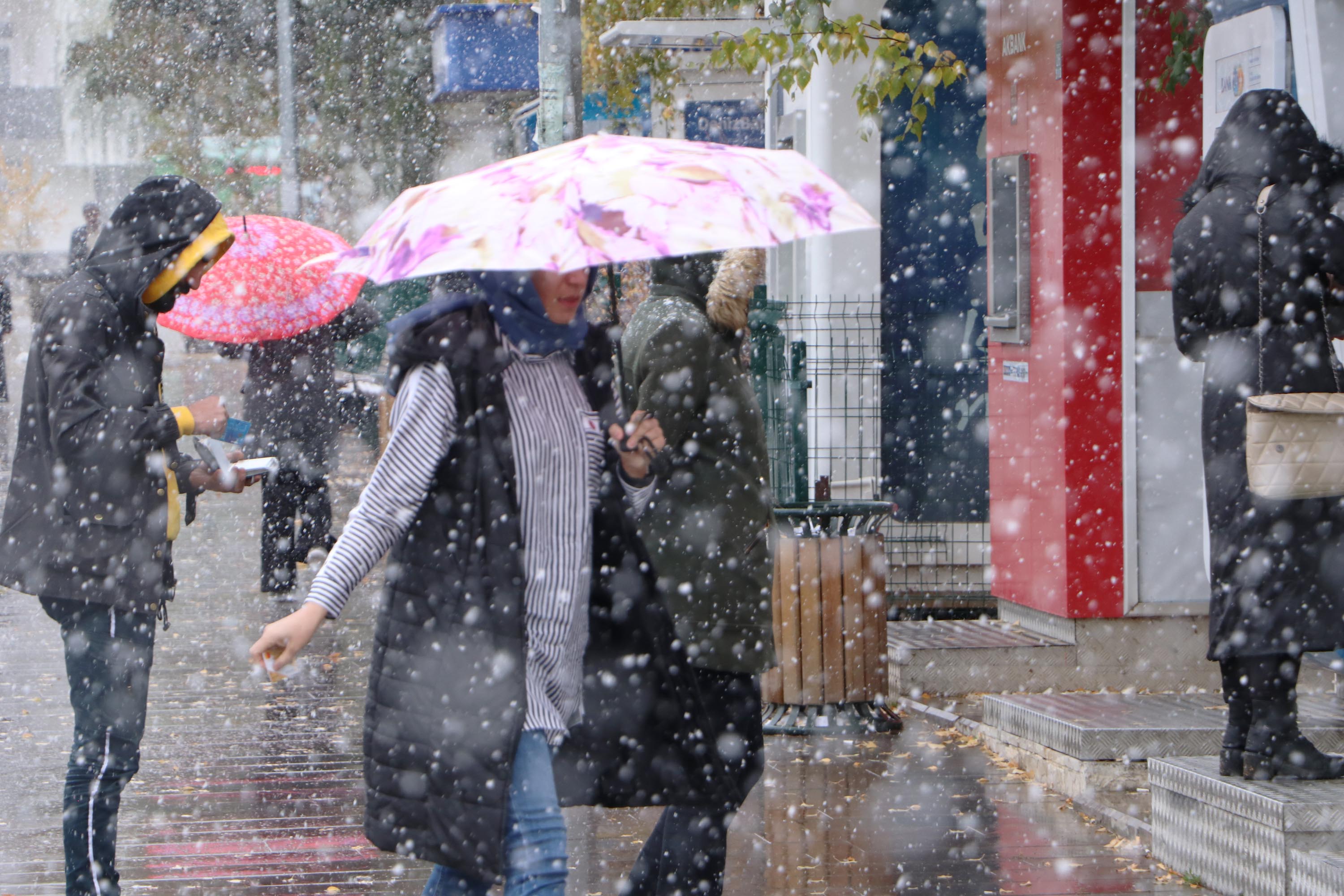 Erzurum şehir merkezine mevsimin ilk karı yağdı