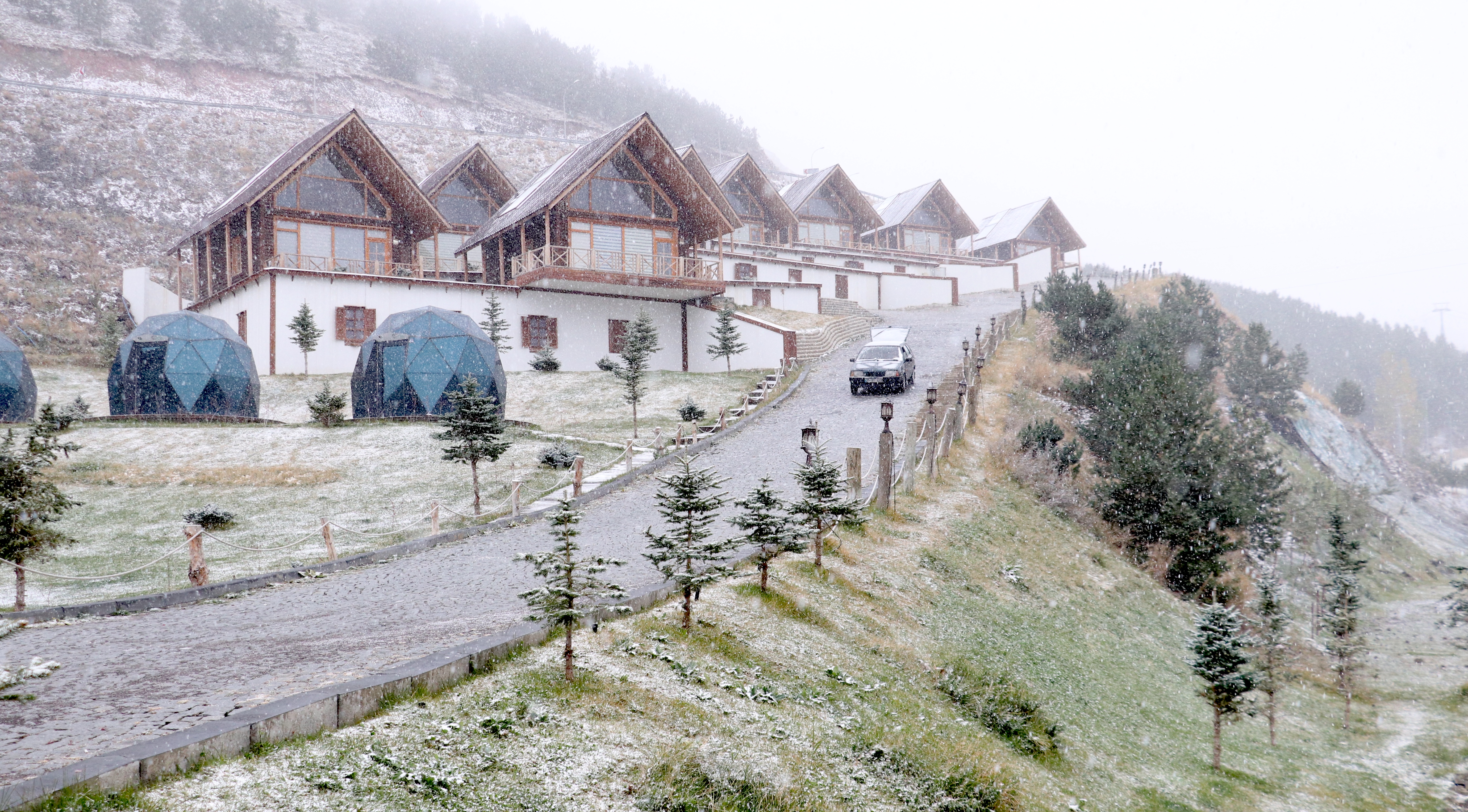 Erzurum şehir merkezine mevsimin ilk karı yağdı