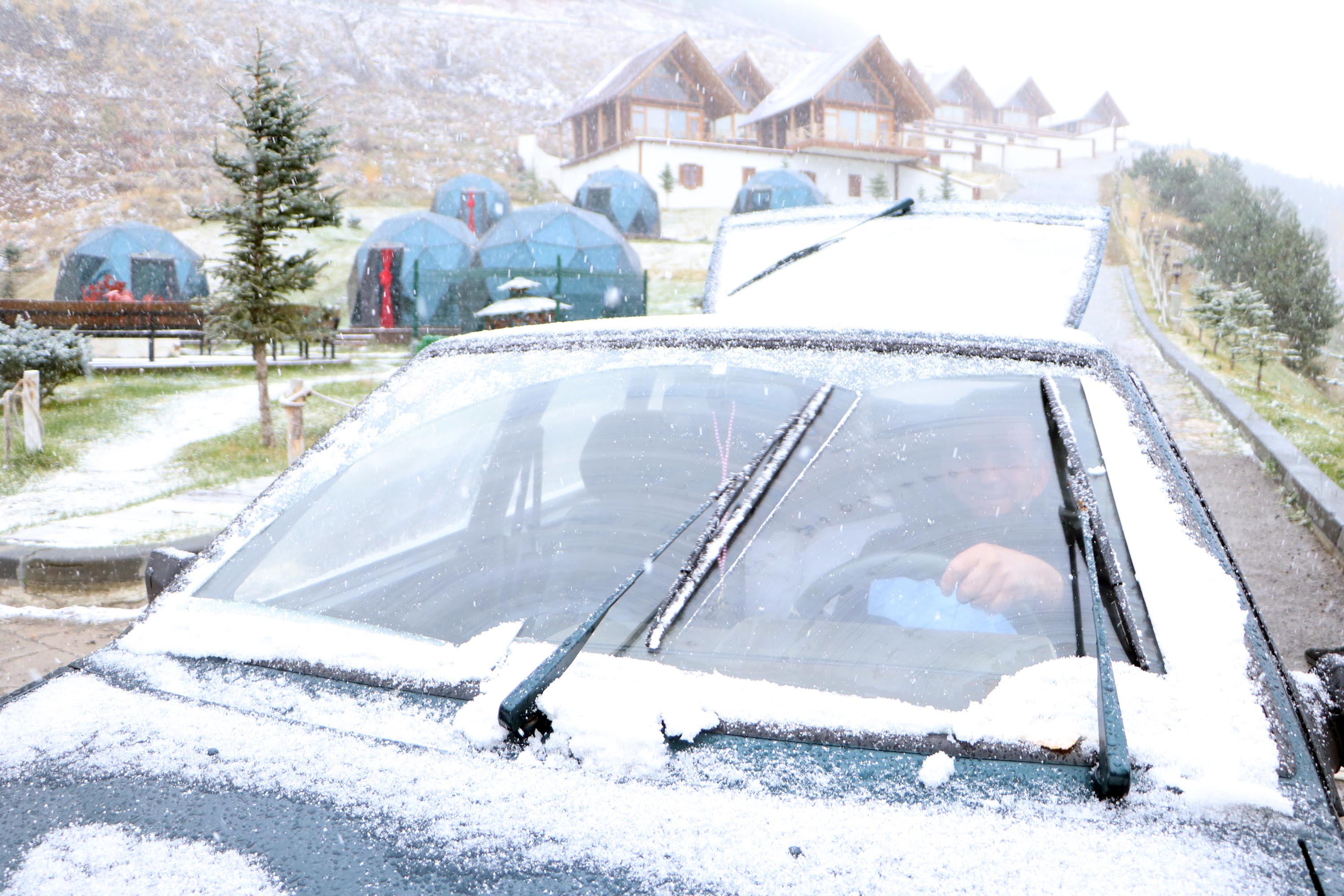 Erzurum şehir merkezine mevsimin ilk karı yağdı