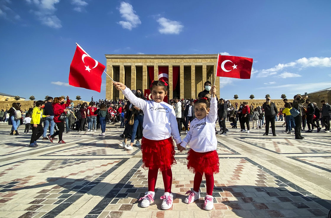 Cumhuriyetin 98'inci yılında Anıtkabir'de ziyaretçi yoğunluğu yaşandı