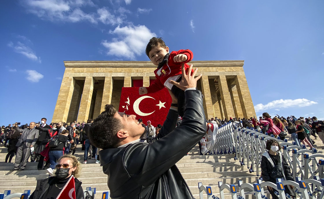 Cumhuriyetin 98'inci yılında Anıtkabir'de ziyaretçi yoğunluğu yaşandı