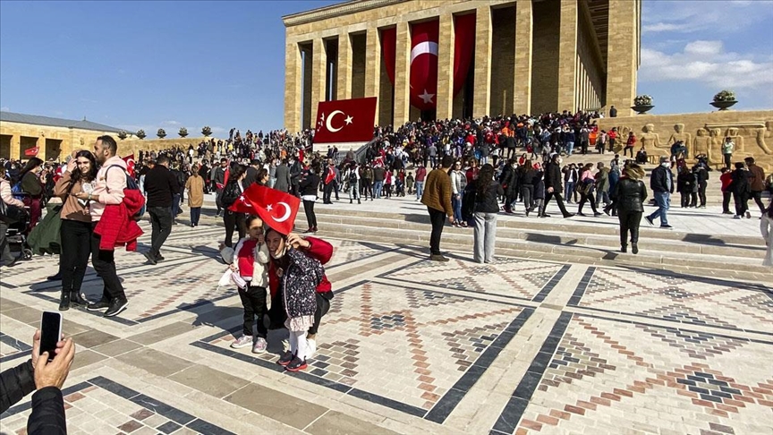 Cumhuriyetin 98'inci yılında Anıtkabir'de ziyaretçi yoğunluğu yaşandı