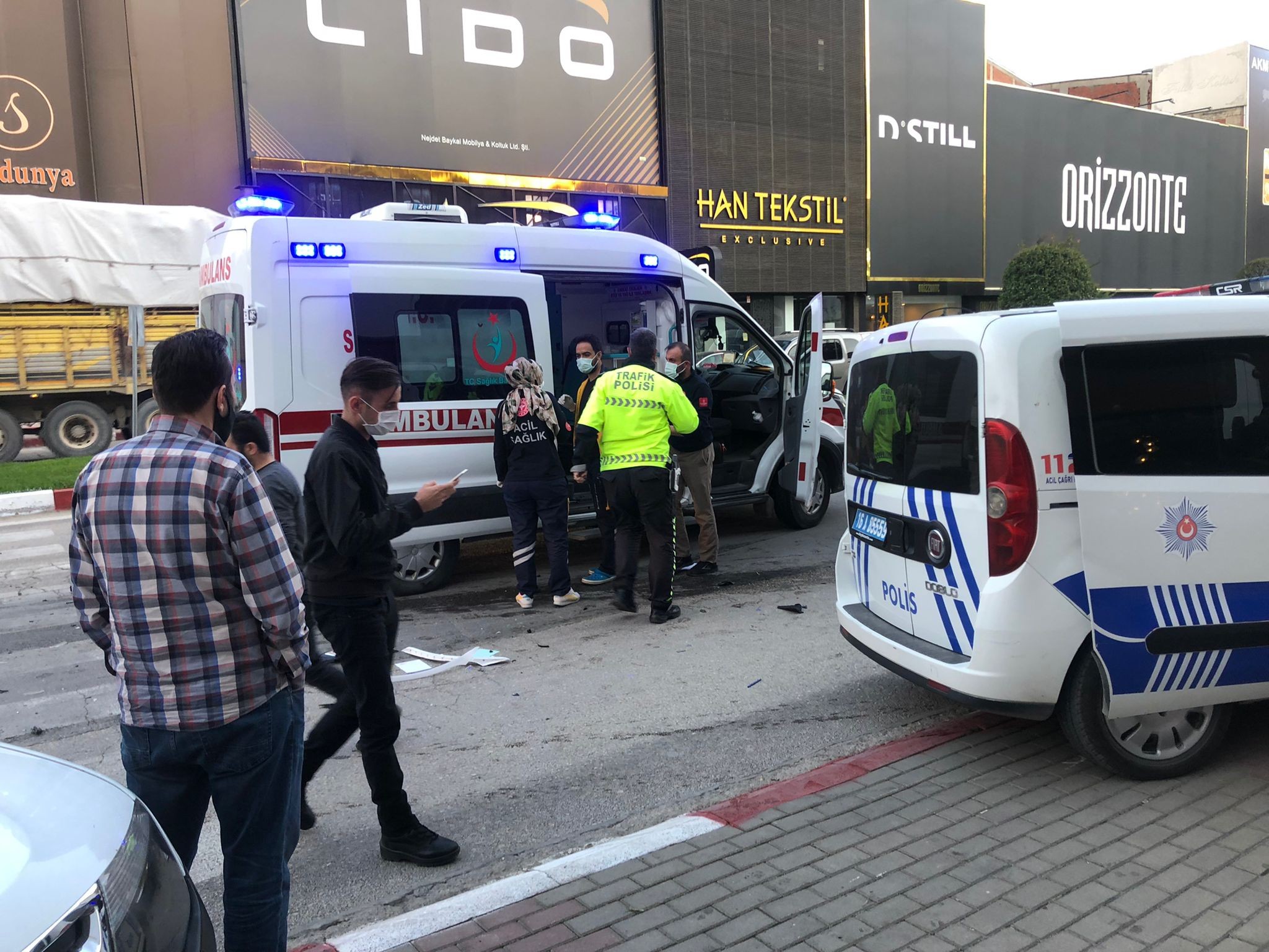 Otomobil ile polis otosu çarpıştı