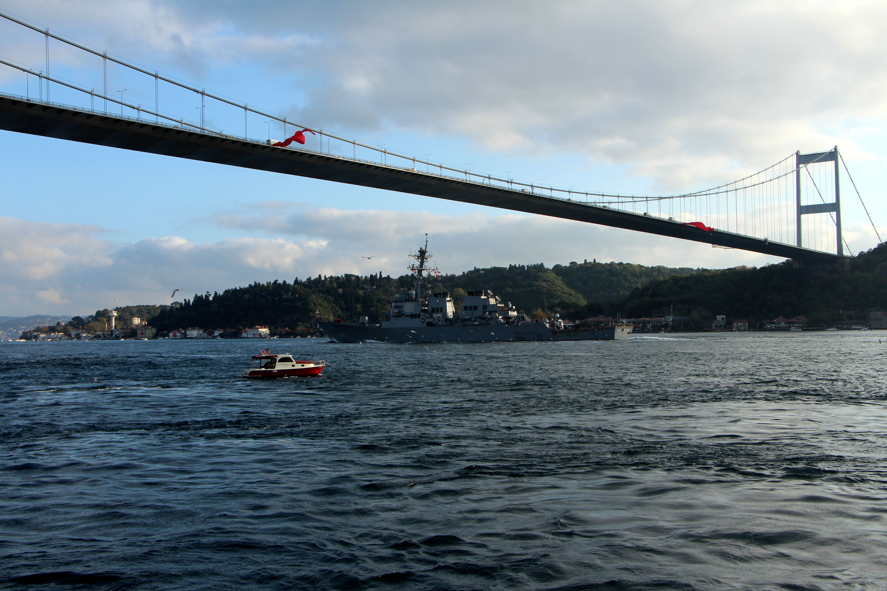 ABD savaş gemisi İstanbul Boğazı'ndan geçti: Askerler böyle seyretti