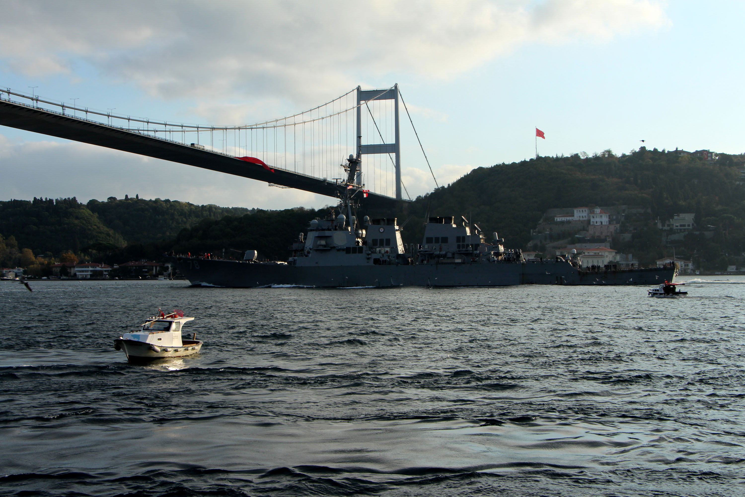 ABD savaş gemisi İstanbul Boğazı'ndan geçti: Askerler böyle seyretti