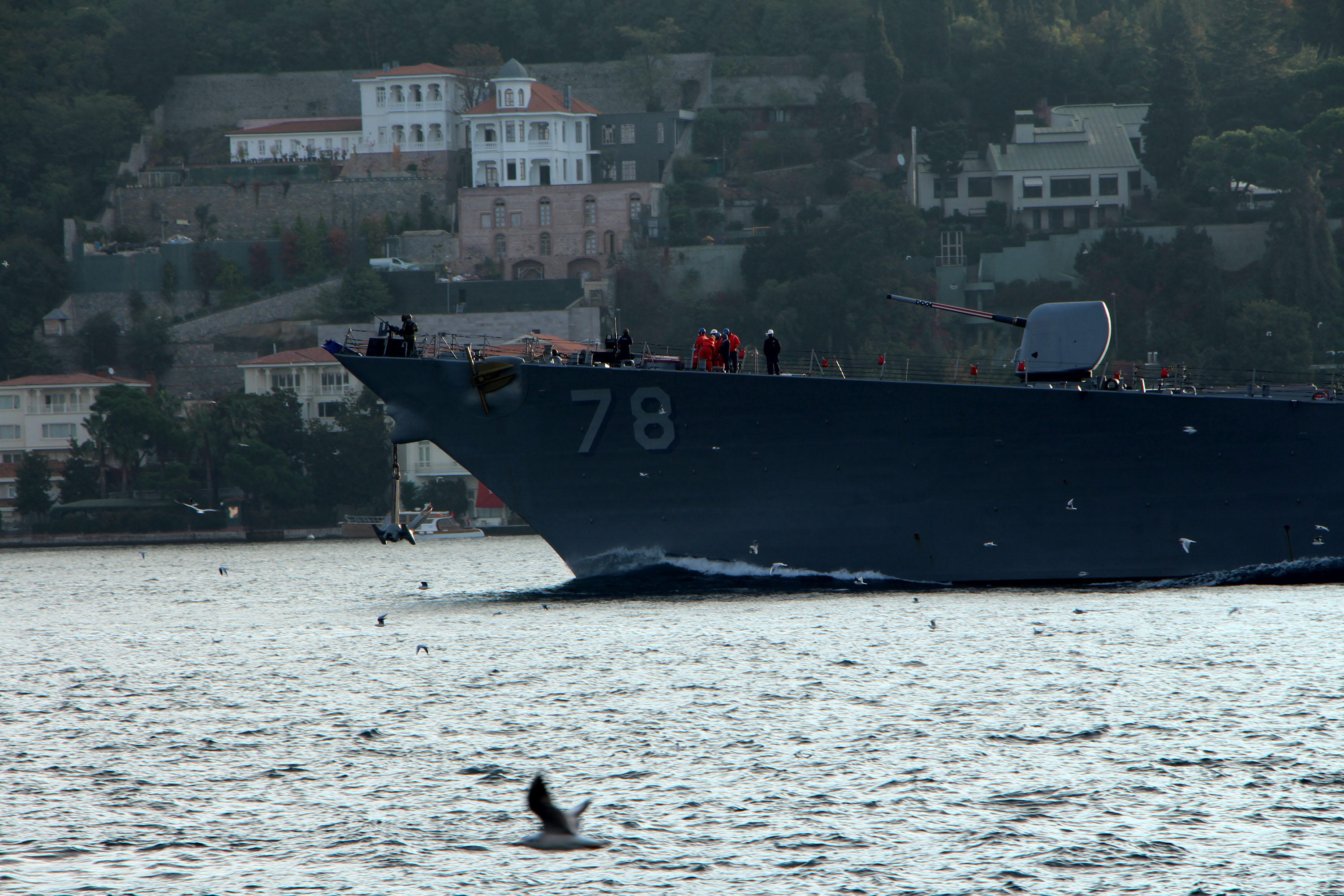 ABD savaş gemisi İstanbul Boğazı'ndan geçti: Askerler böyle seyretti