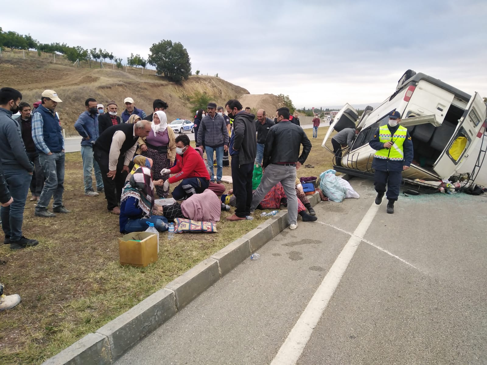 Tarım işçilerini taşıyan minibüs devrildi: 18 yaralı