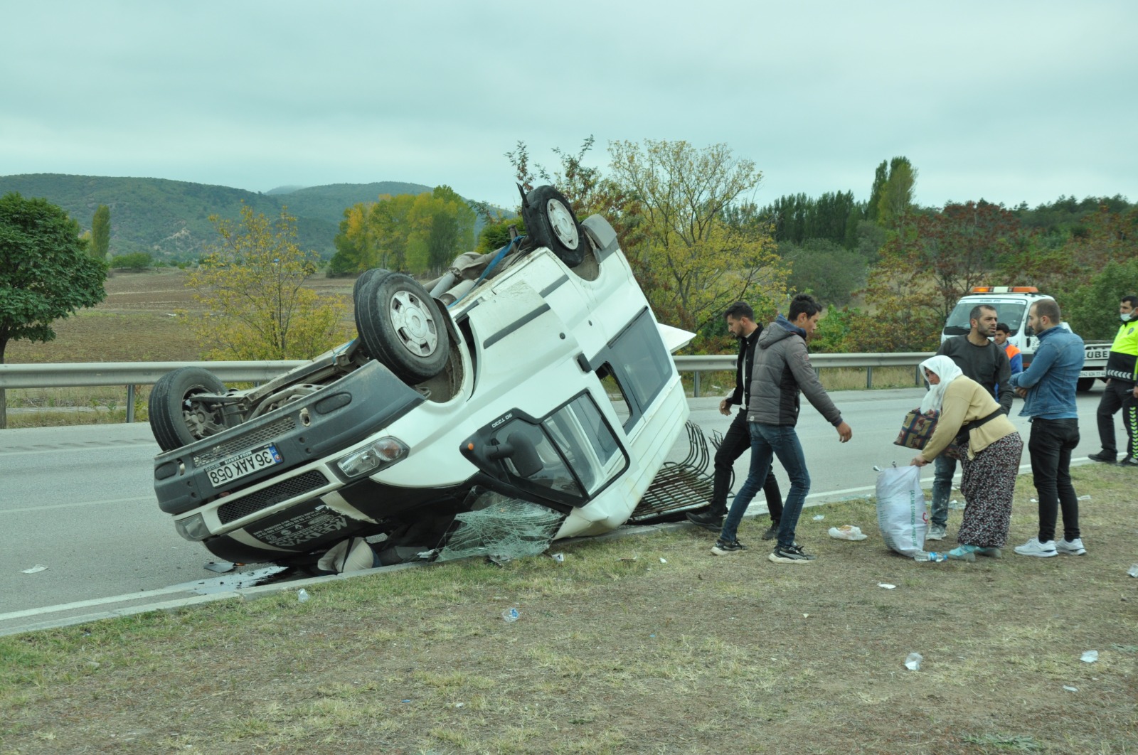 Tarım işçilerini taşıyan minibüs devrildi: 18 yaralı