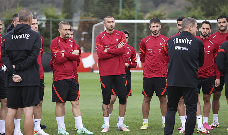 A Milli futbolcu Burak Yılmaz, Norveç maçı öncesi açıklamalarda bulundu