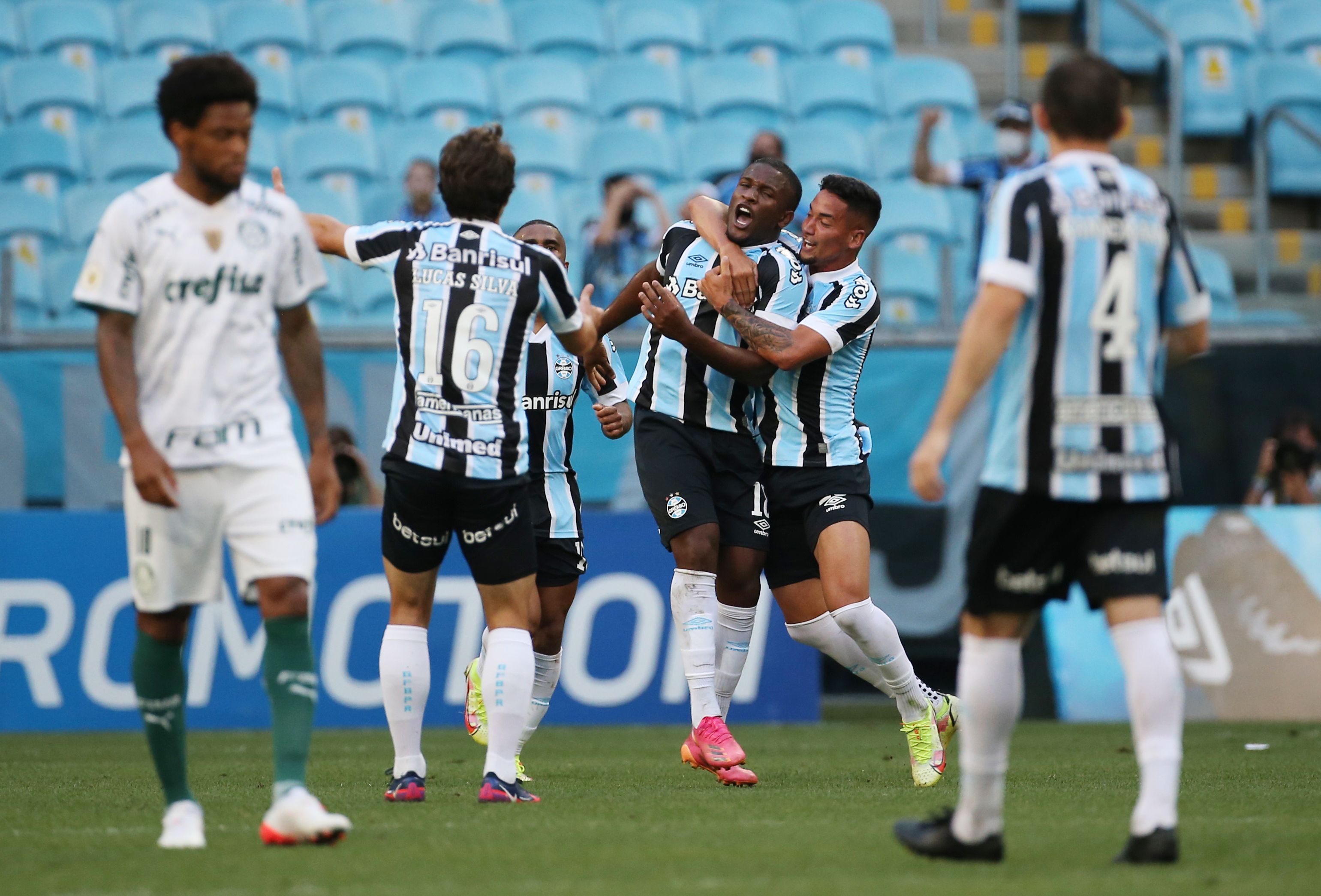 Gremio-Palmeiras maçında taraftar sahaya indi, VAR sistemini parçaladı