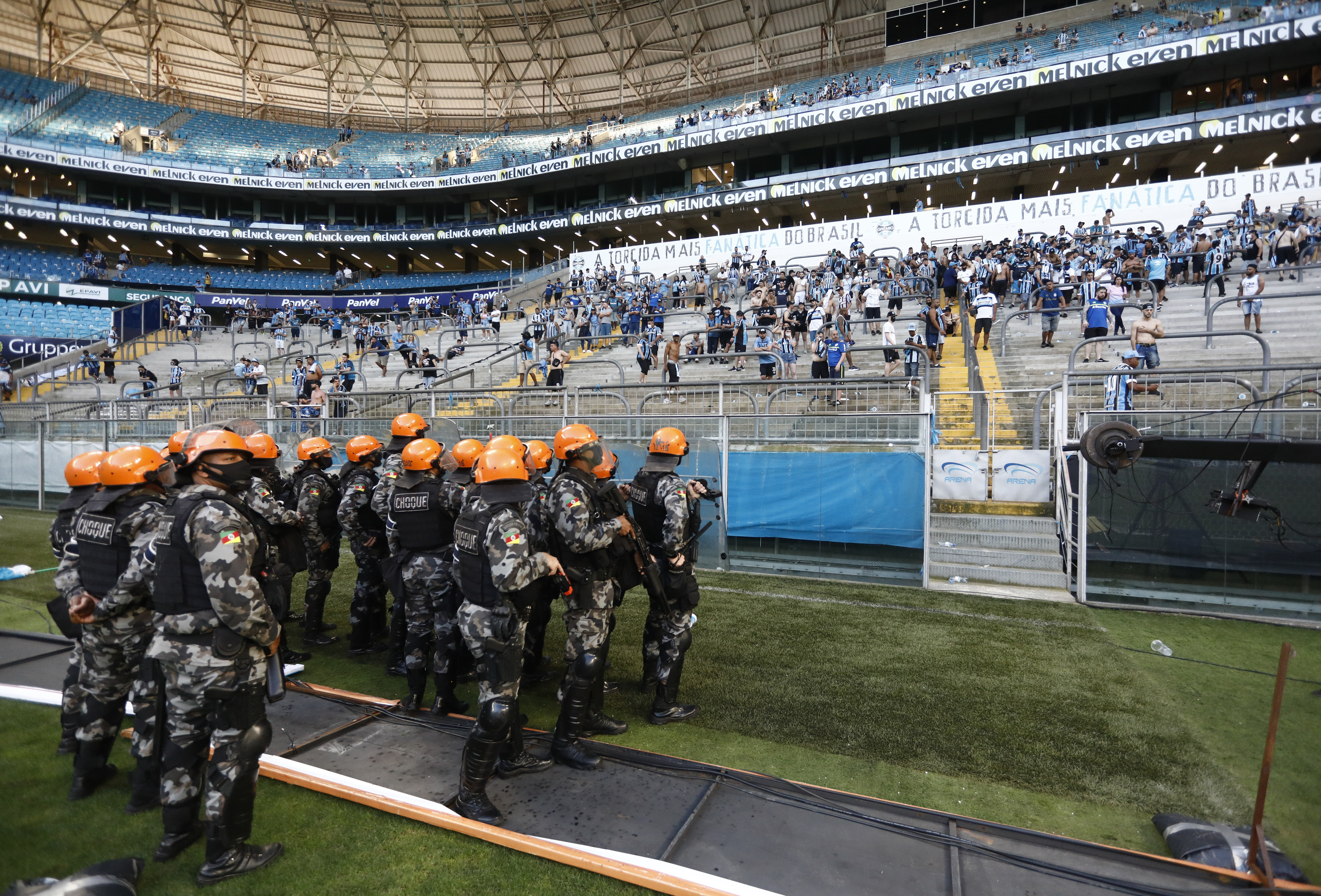 Gremio-Palmeiras maçında taraftar sahaya indi, VAR sistemini parçaladı