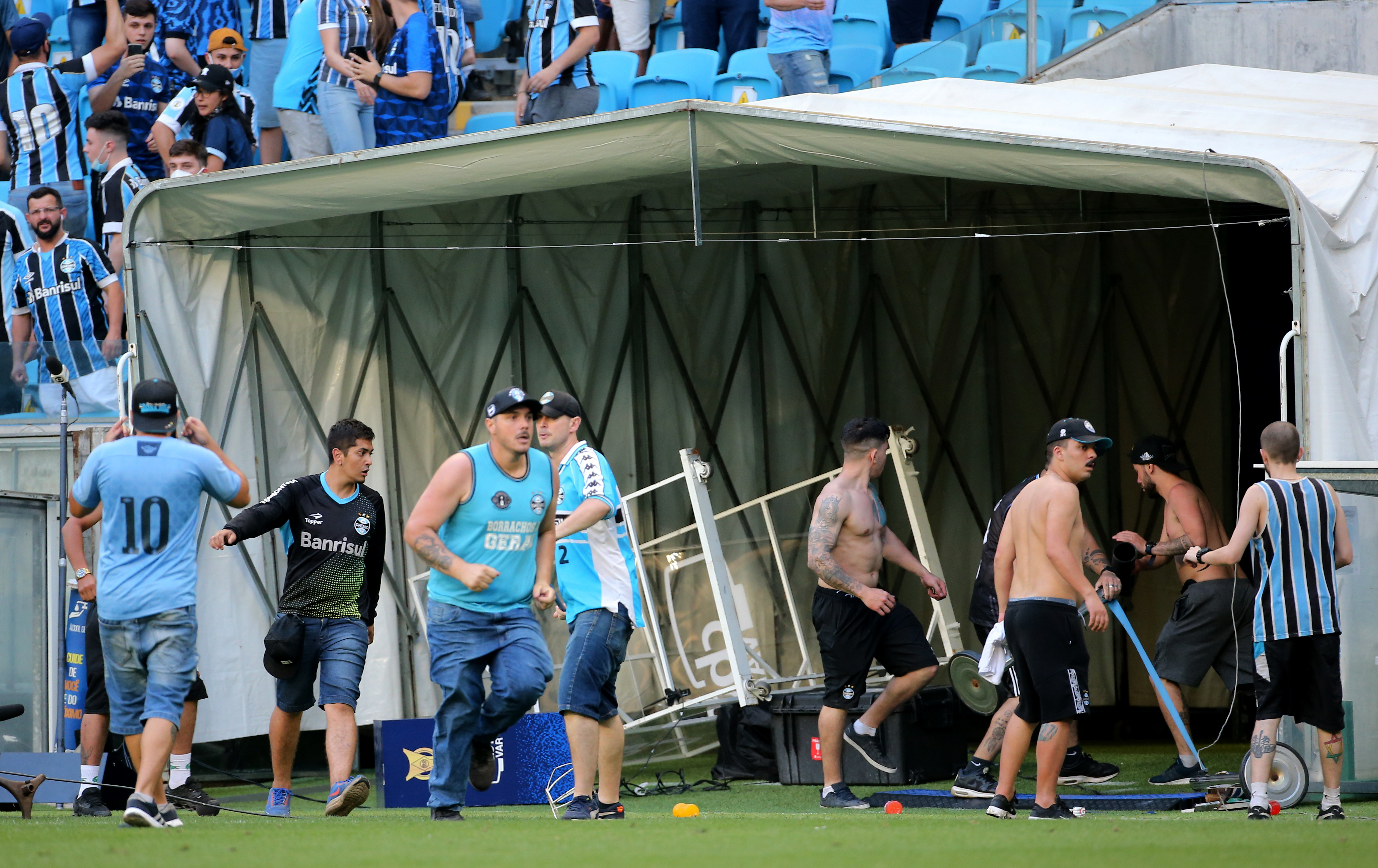 Gremio-Palmeiras maçında taraftar sahaya indi, VAR sistemini parçaladı