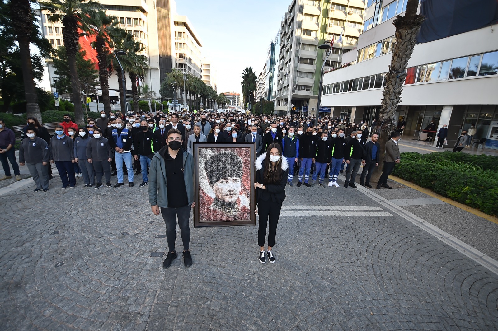 İzmir’de Ata’ya saygı için hayat durdu