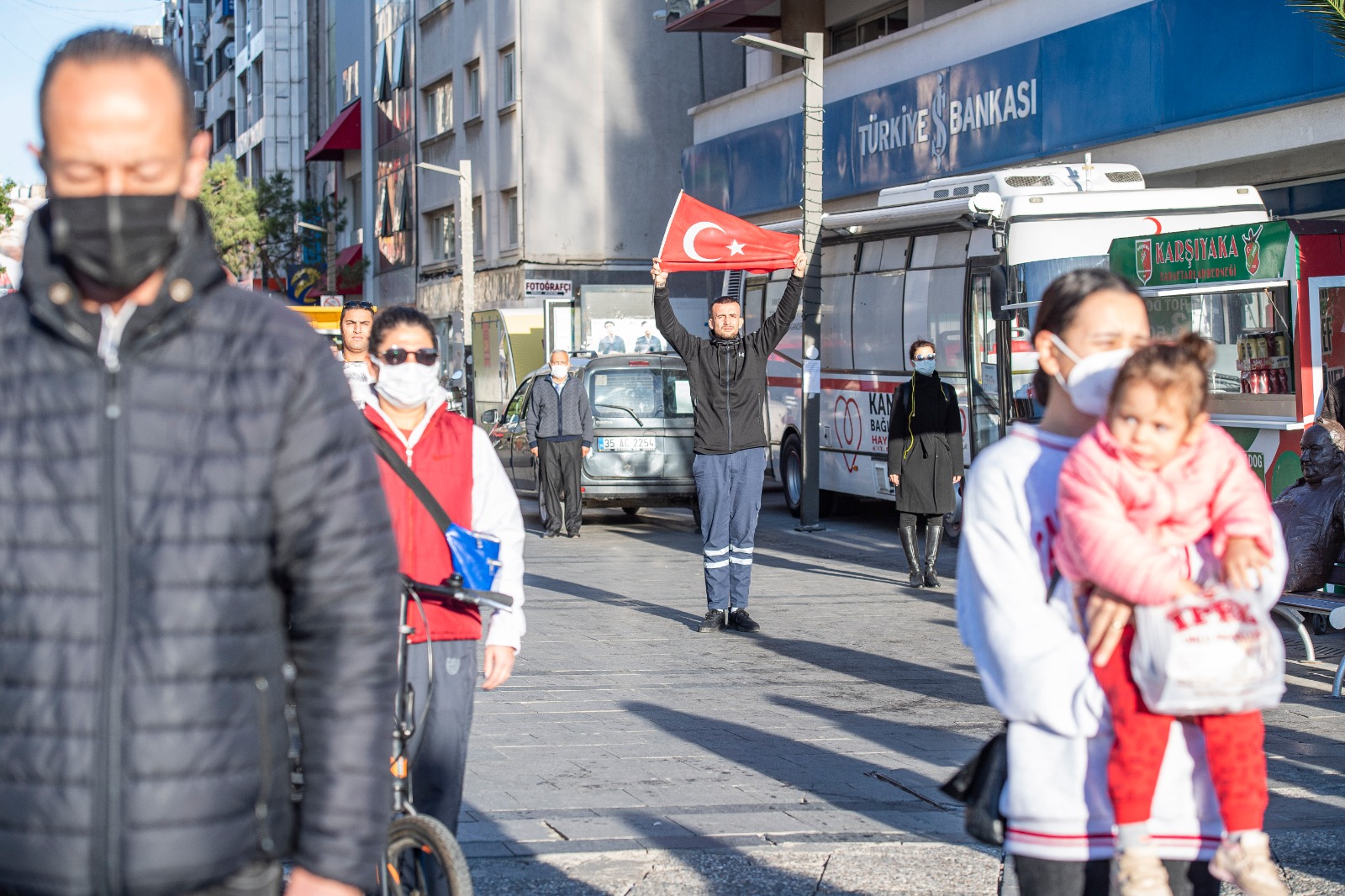 İzmir’de Ata’ya saygı için hayat durdu