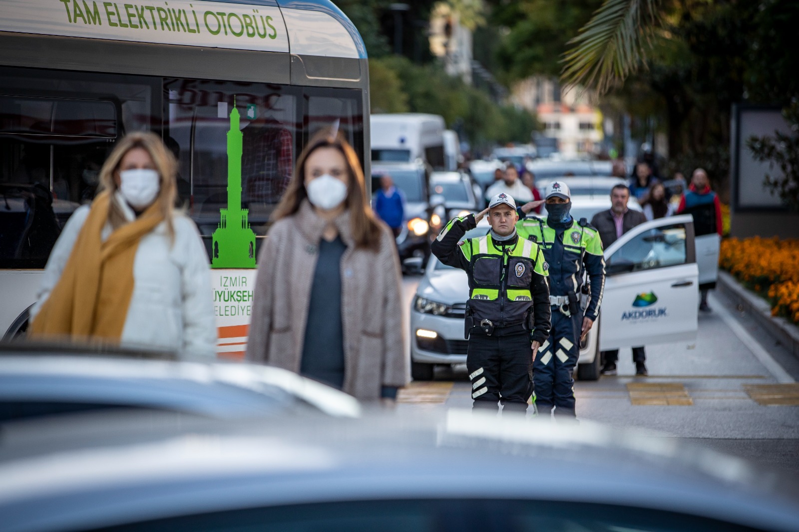 İzmir’de Ata’ya saygı için hayat durdu