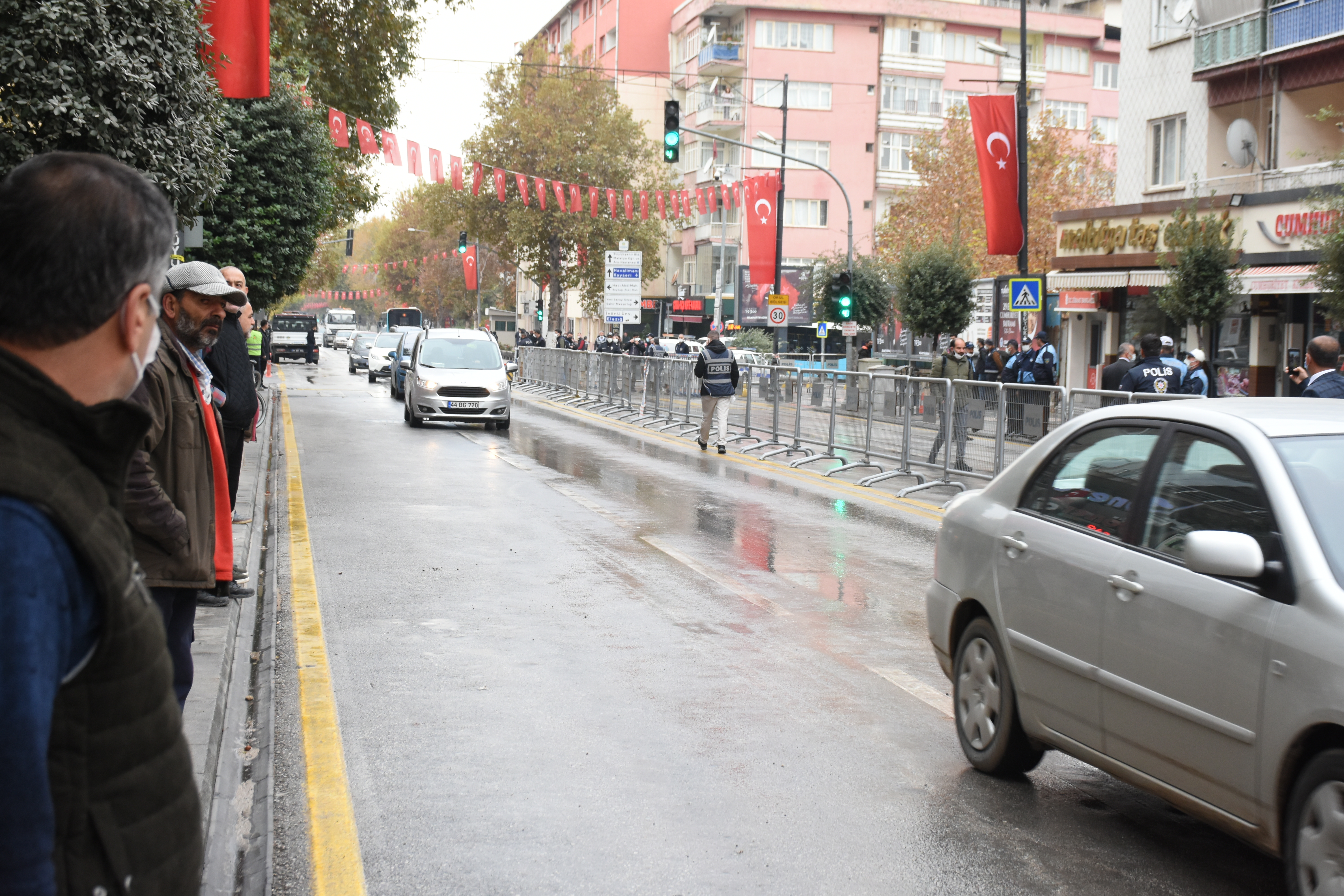 Malatya'da çöken binanın bulunduğu cadde trafiğe açıldı