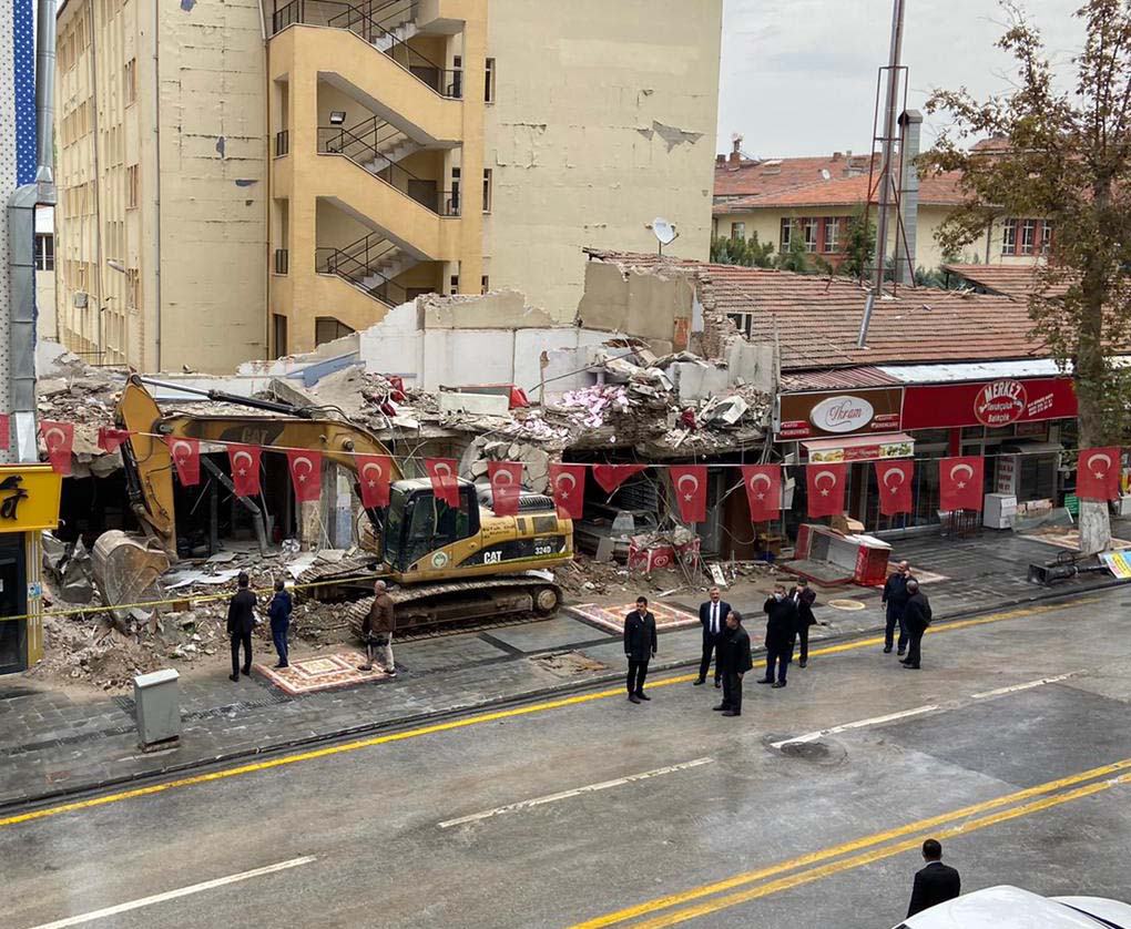 Malatya'da çöken binanın bulunduğu cadde trafiğe açıldı