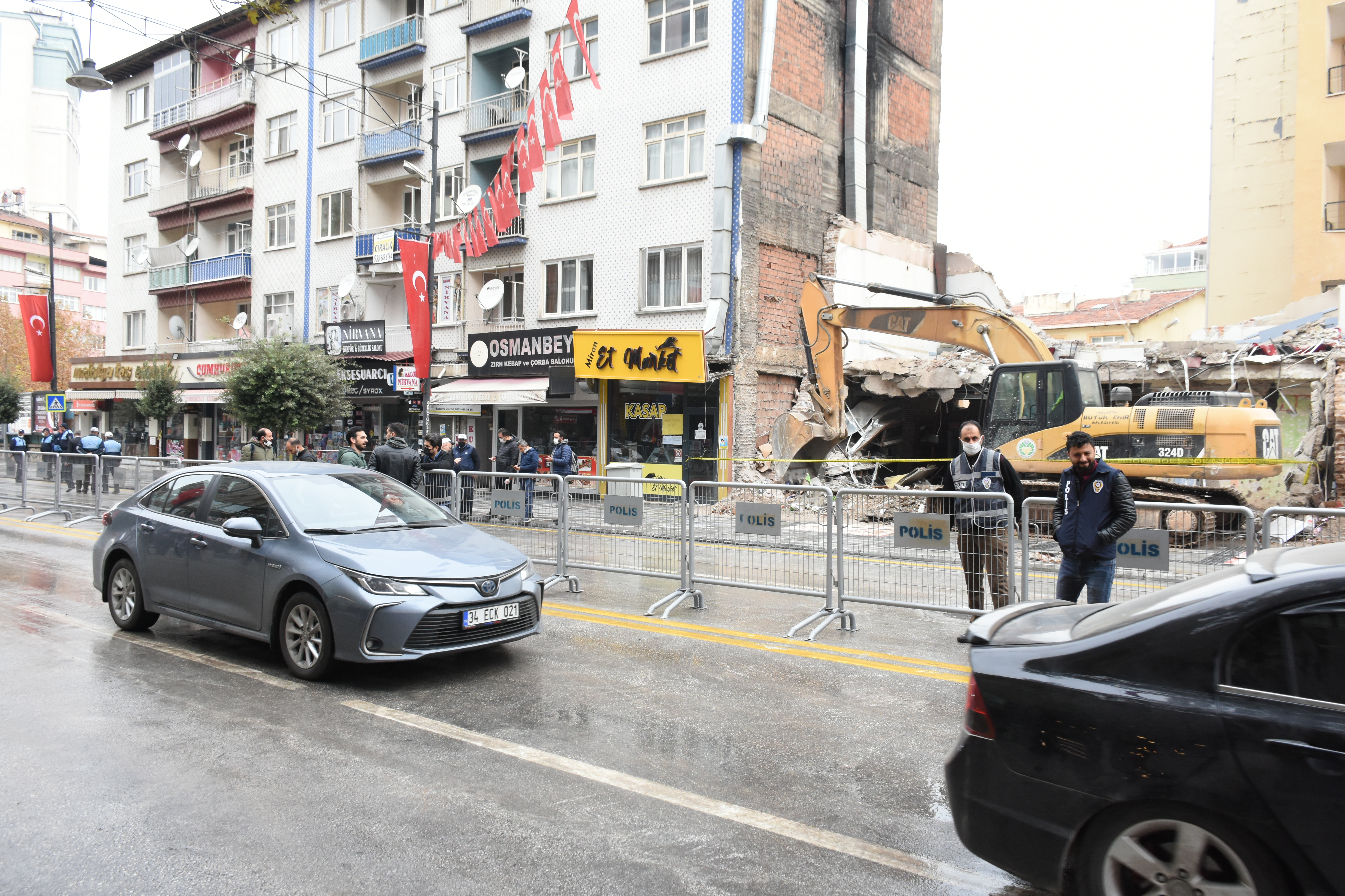 Malatya'da çöken binanın bulunduğu cadde trafiğe açıldı