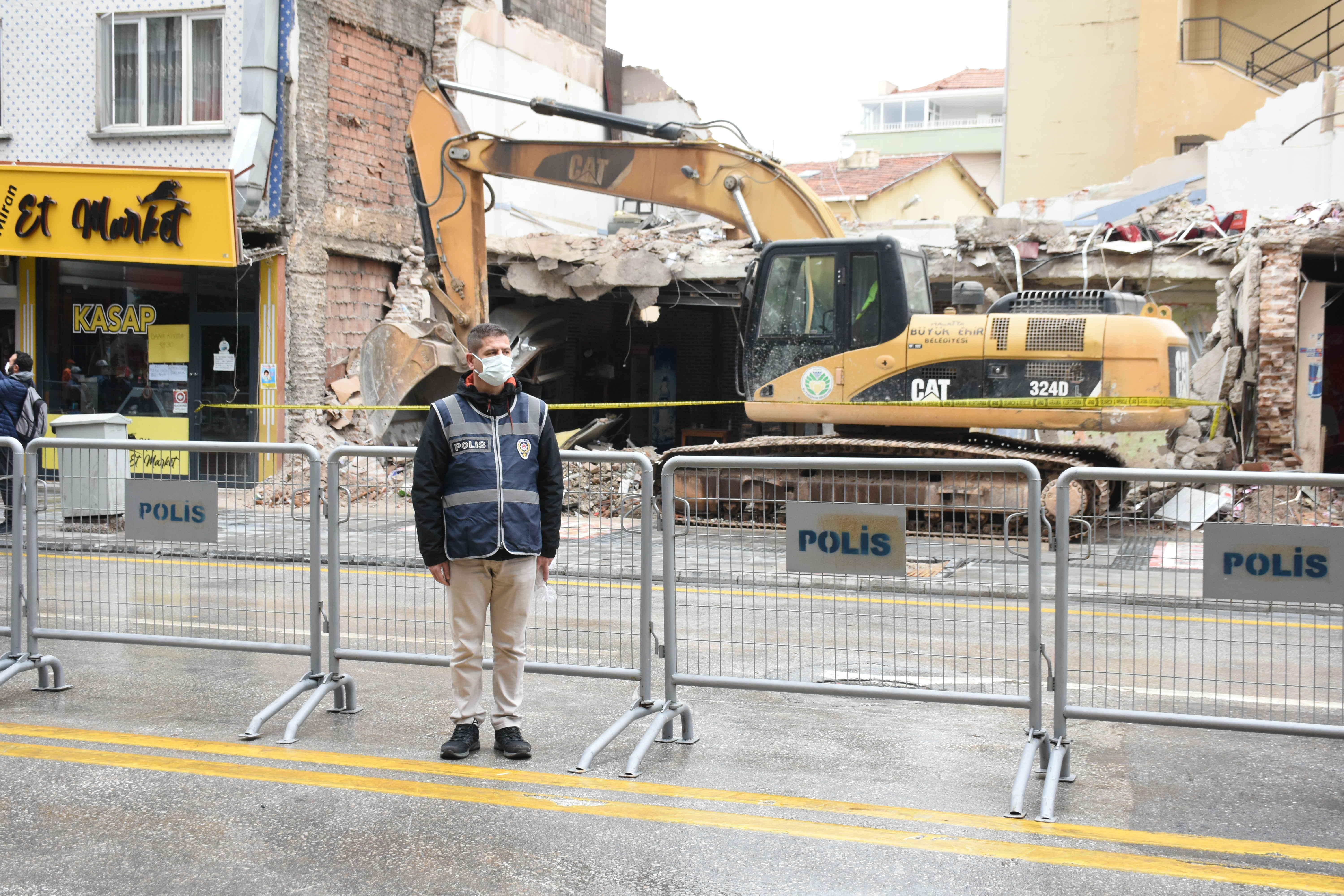 Malatya'da çöken binanın bulunduğu cadde trafiğe açıldı