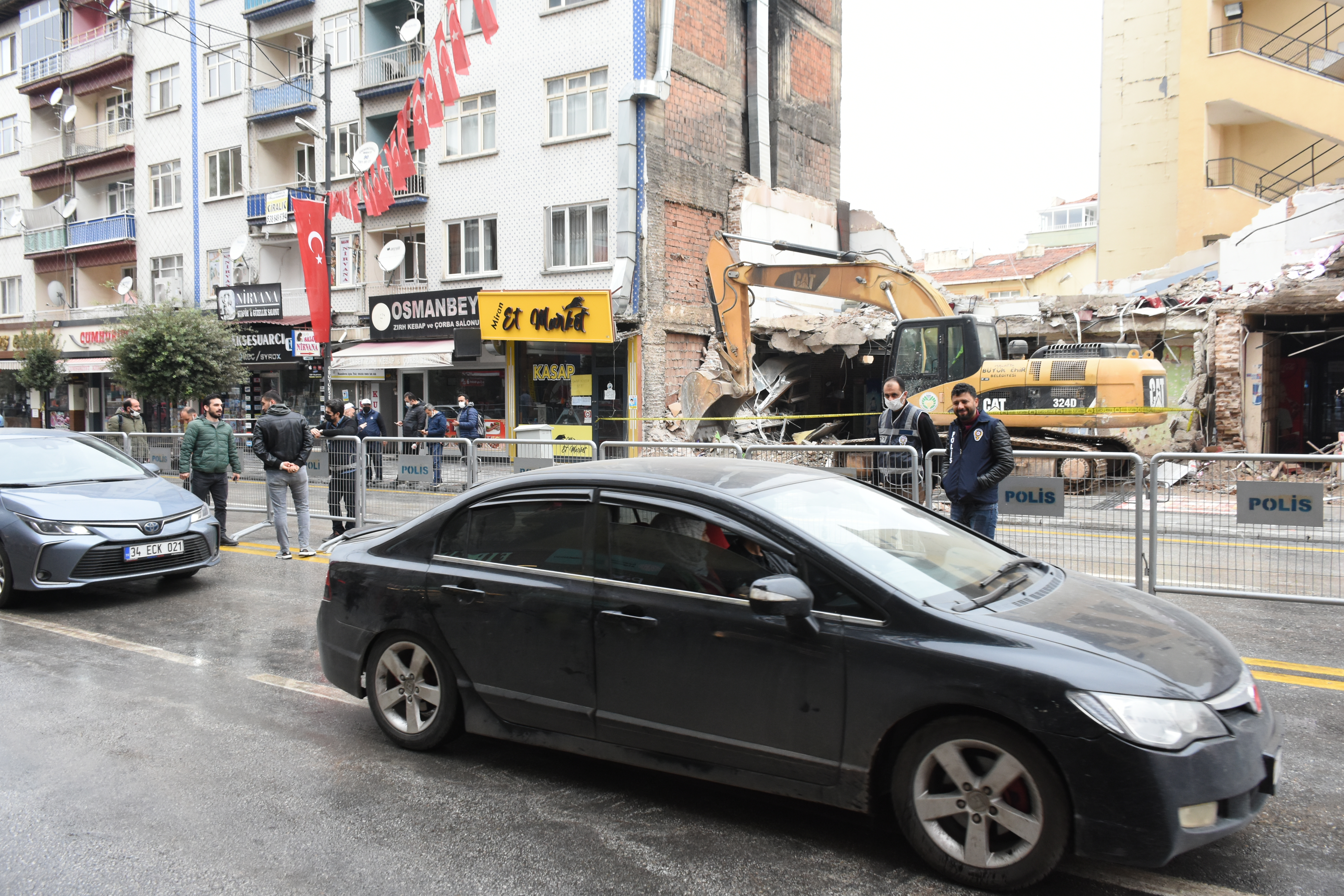 Malatya'da çöken binanın bulunduğu cadde trafiğe açıldı