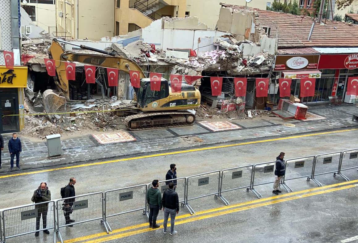 Malatya'da çöken binanın bulunduğu cadde trafiğe açıldı