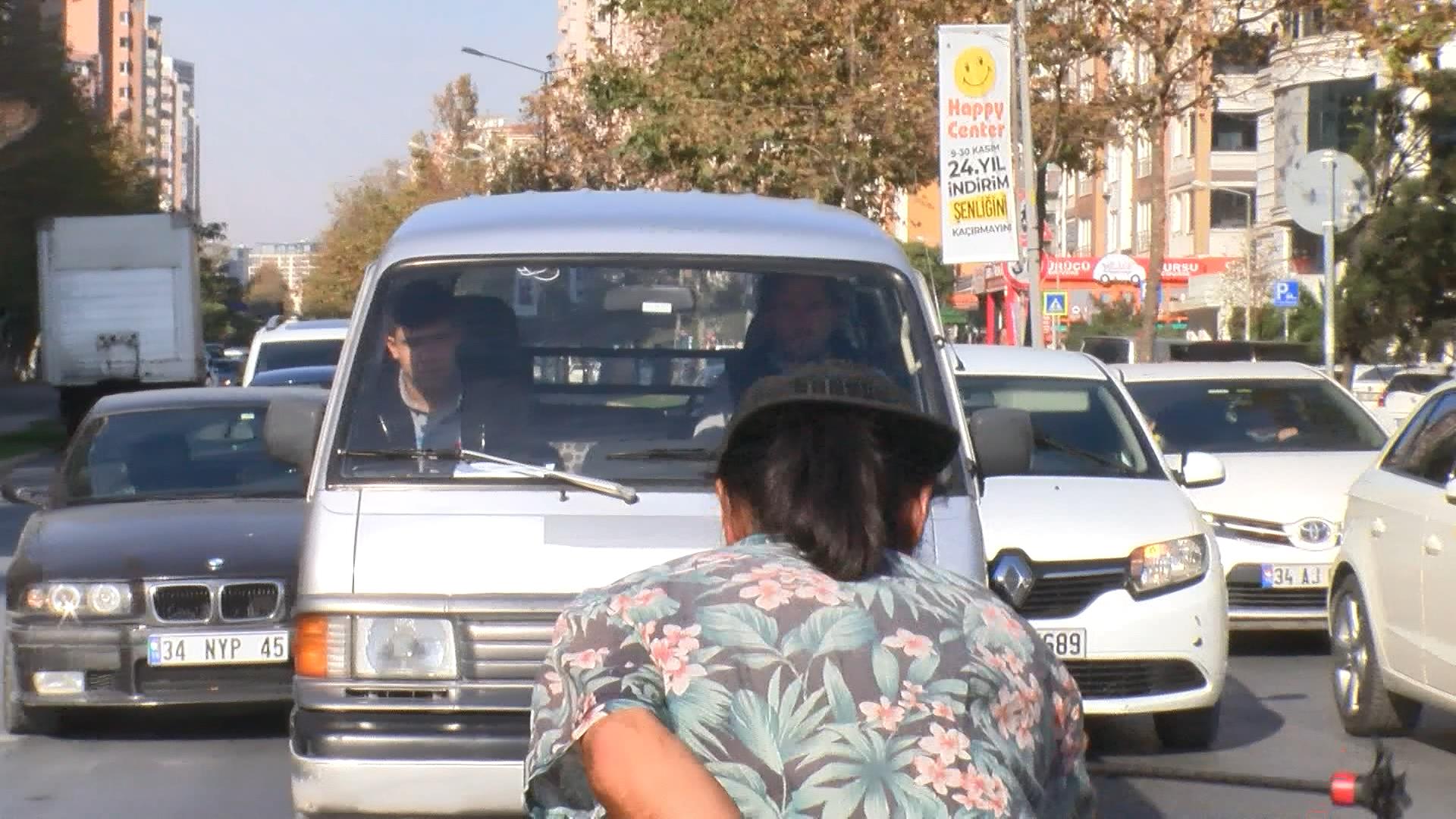 Beylikdüzü'nde kırmızı ışıkta eğlendiren şov: '40 ülke gezip bunları öğrendim'