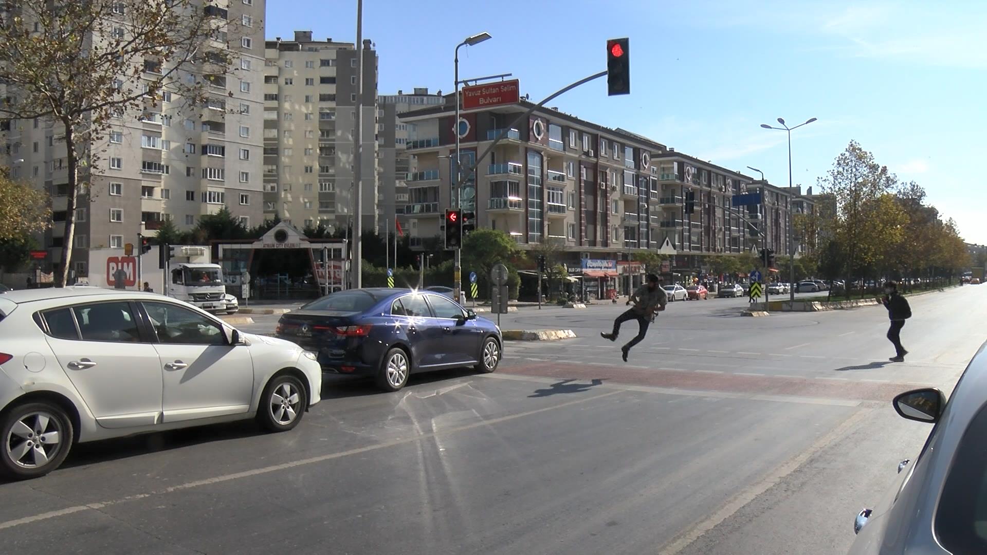 Beylikdüzü'nde kırmızı ışıkta eğlendiren şov: '40 ülke gezip bunları öğrendim'