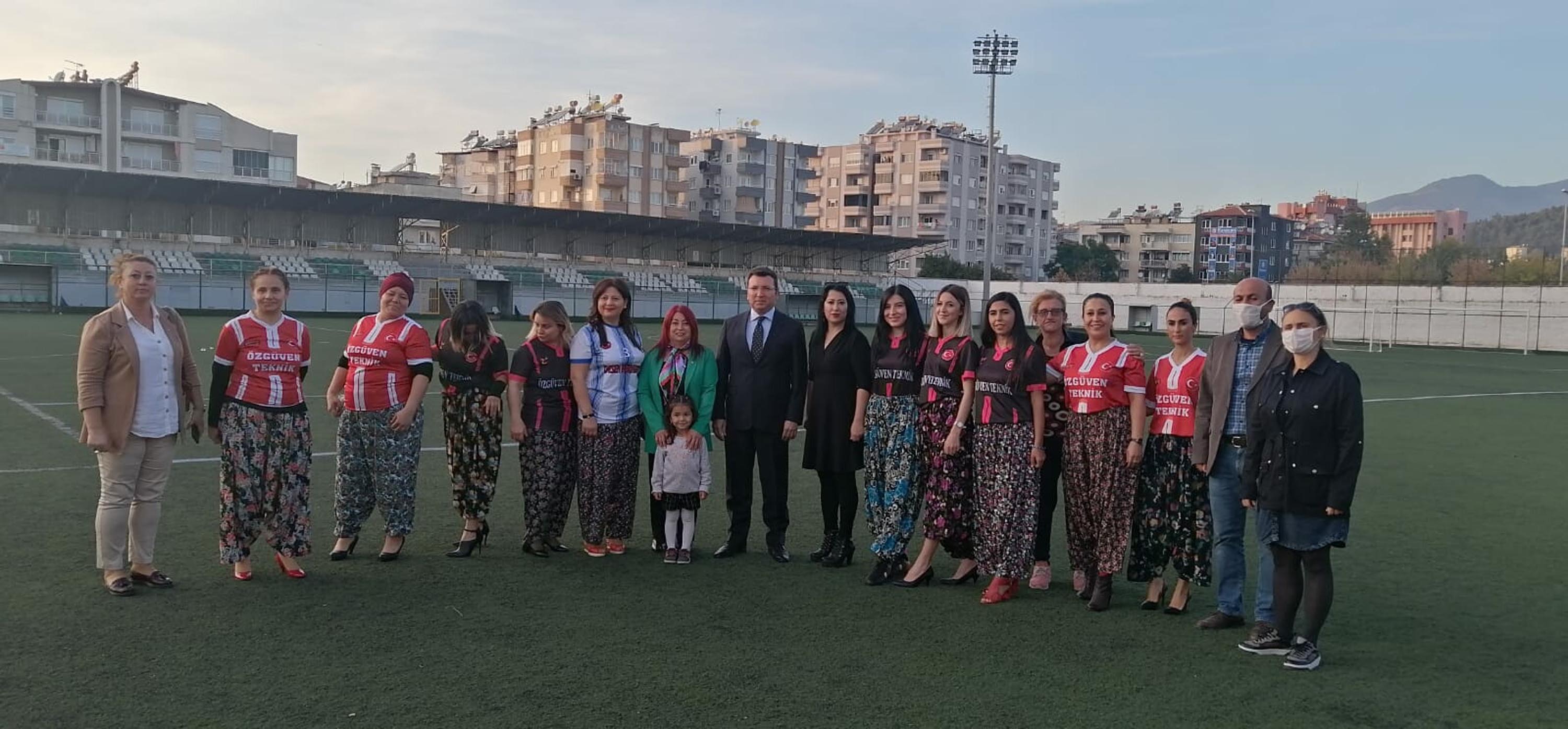 Aydın'da kadına yönelik şiddete şalvar ve topuklu ayakkabıyla dikkat çektiler