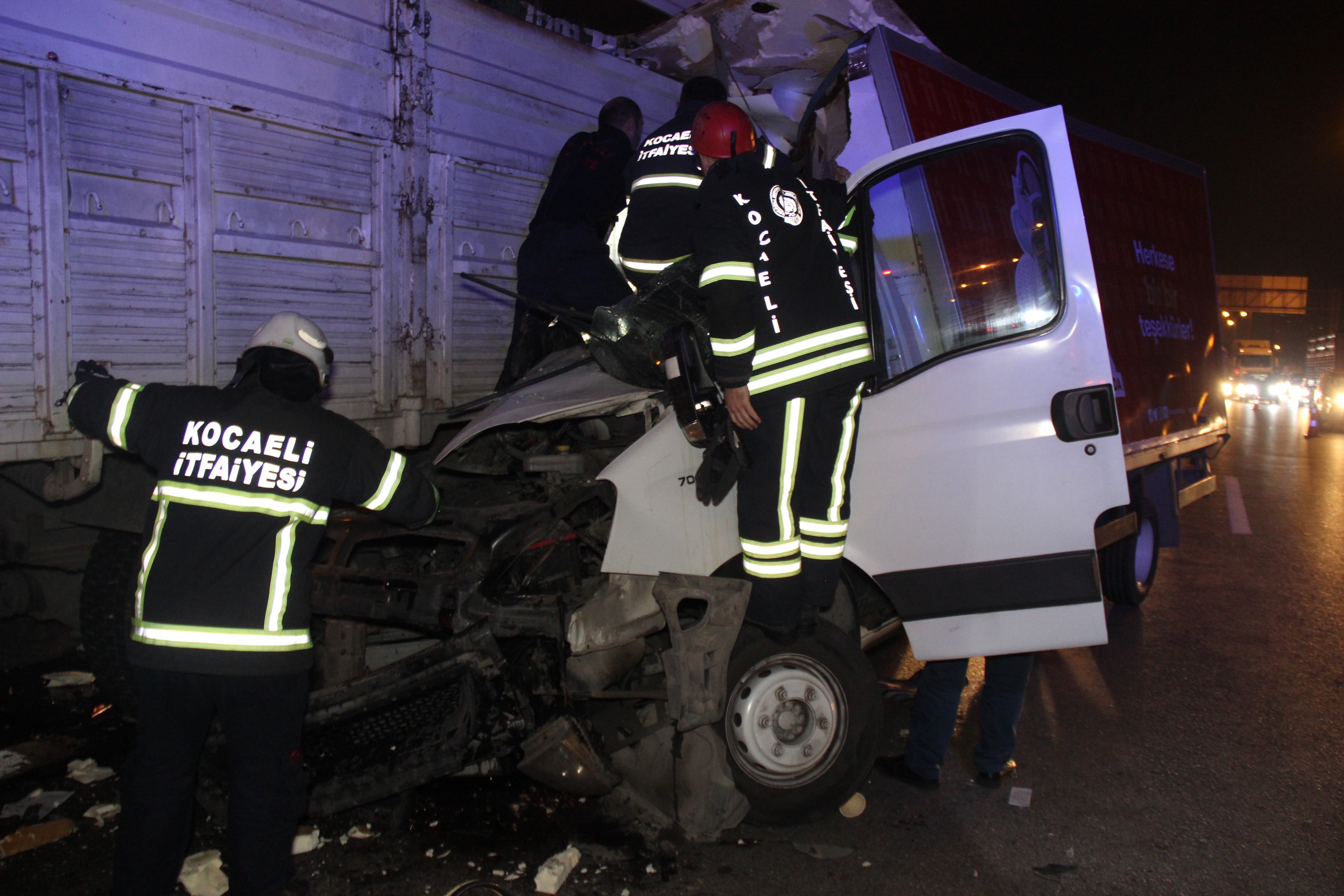 Kamyonet lastiği patlayan kamyona ok gibi saplandı: 1 ölü