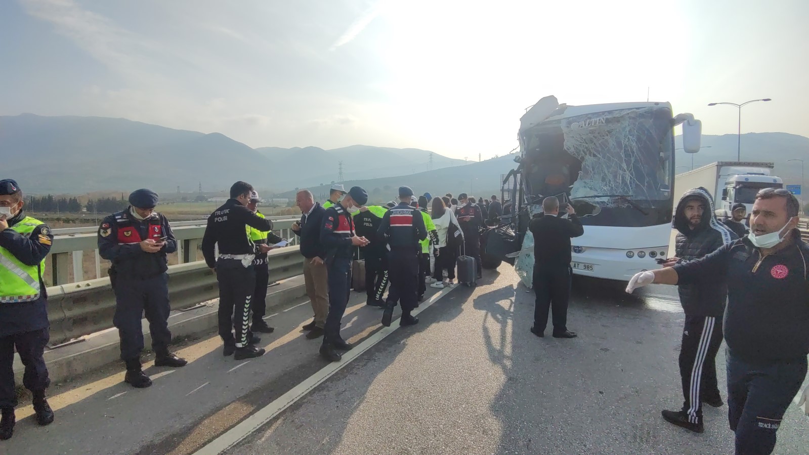 Bursa'da otobüs ile kamyon çarpıştı, 24 öğrenci yaralandı