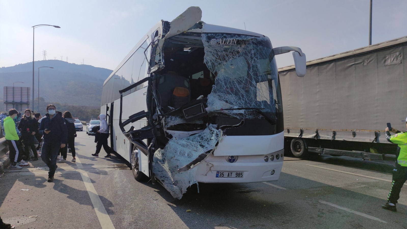 Bursa'da otobüs ile kamyon çarpıştı, 24 öğrenci yaralandı