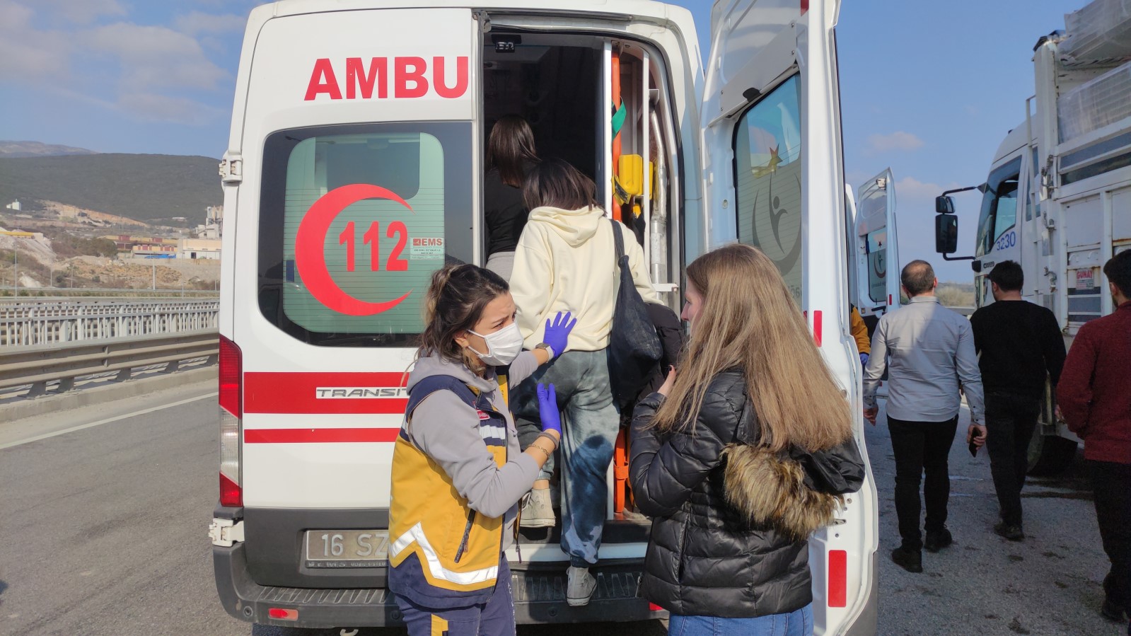 Bursa'da otobüs ile kamyon çarpıştı, 24 öğrenci yaralandı