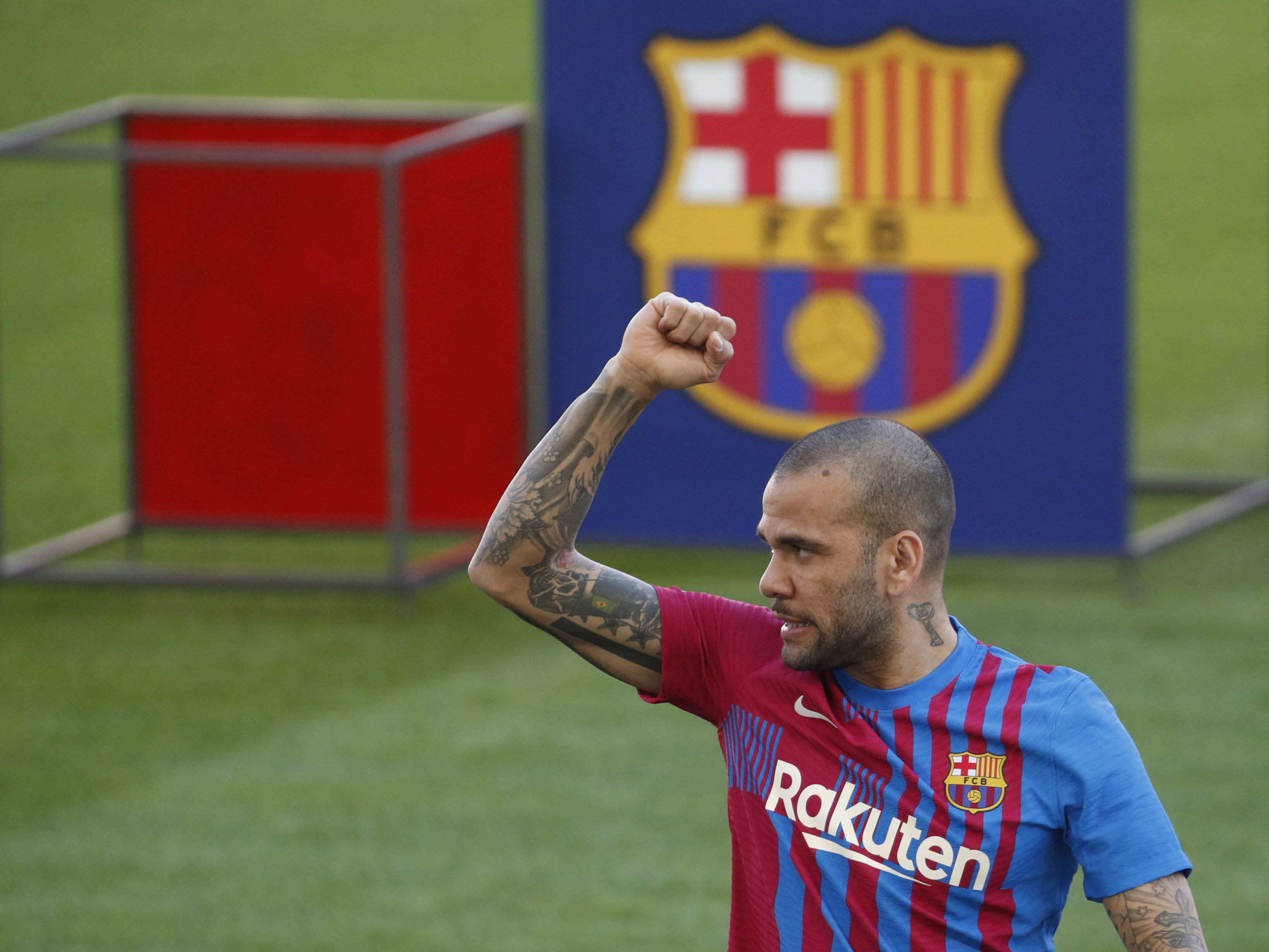 Barcelona'da Dani Alves için imza töreni düzenlendi