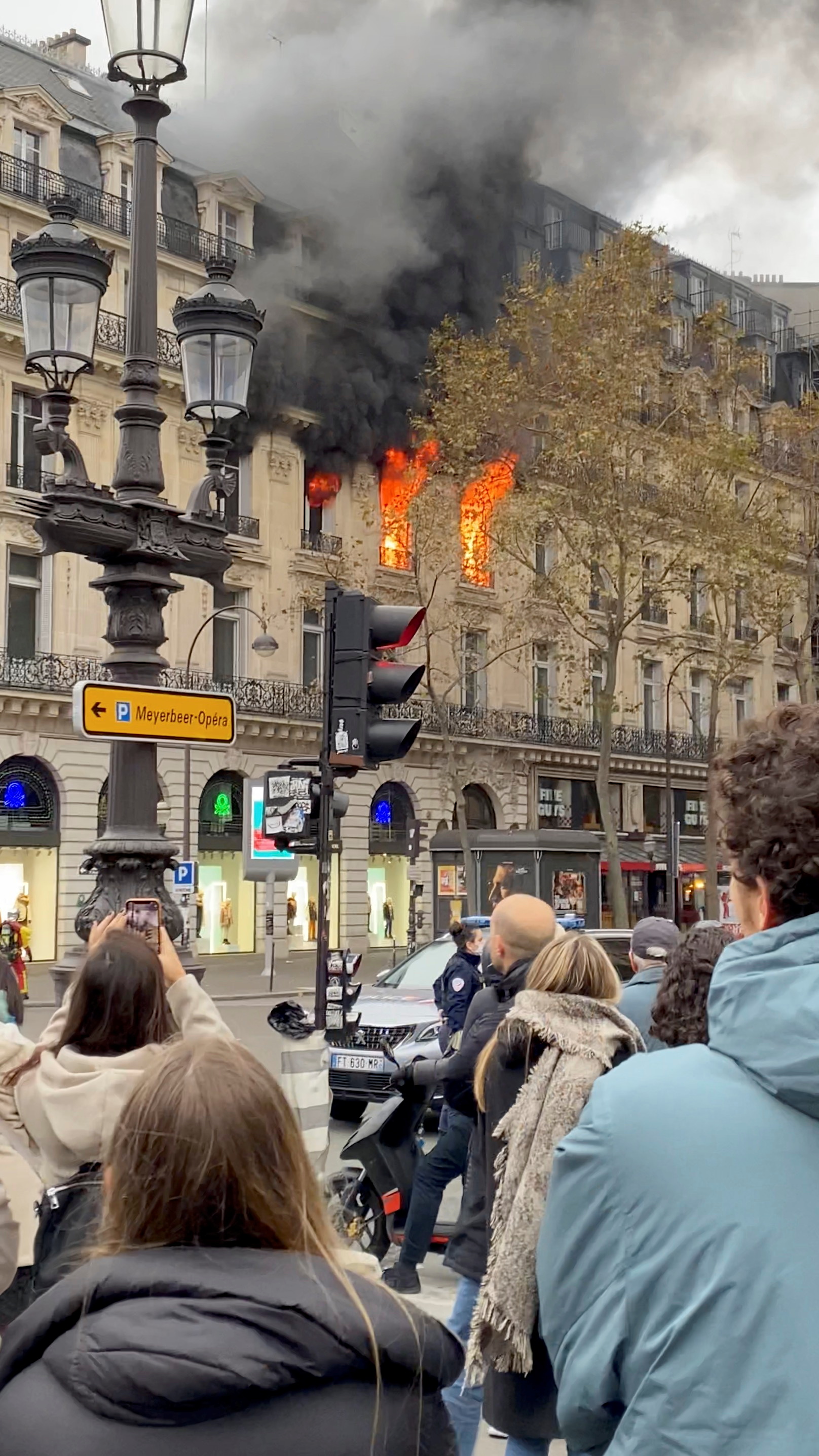 Paris'te tarihi binada korkutan yangın!