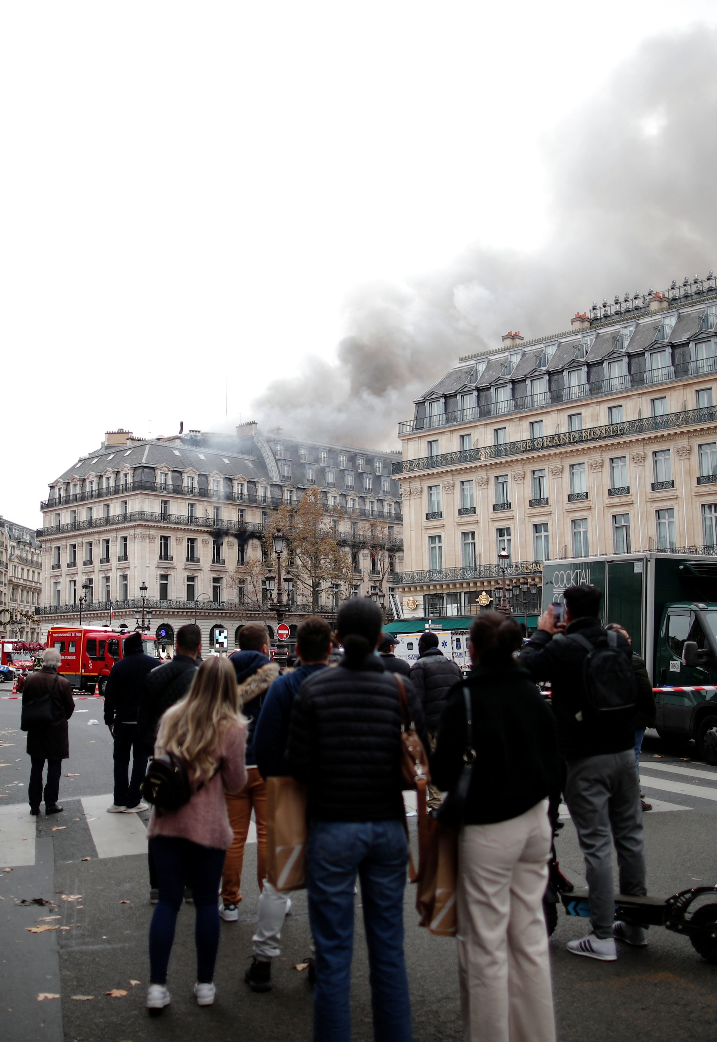 Paris'te tarihi binada korkutan yangın!