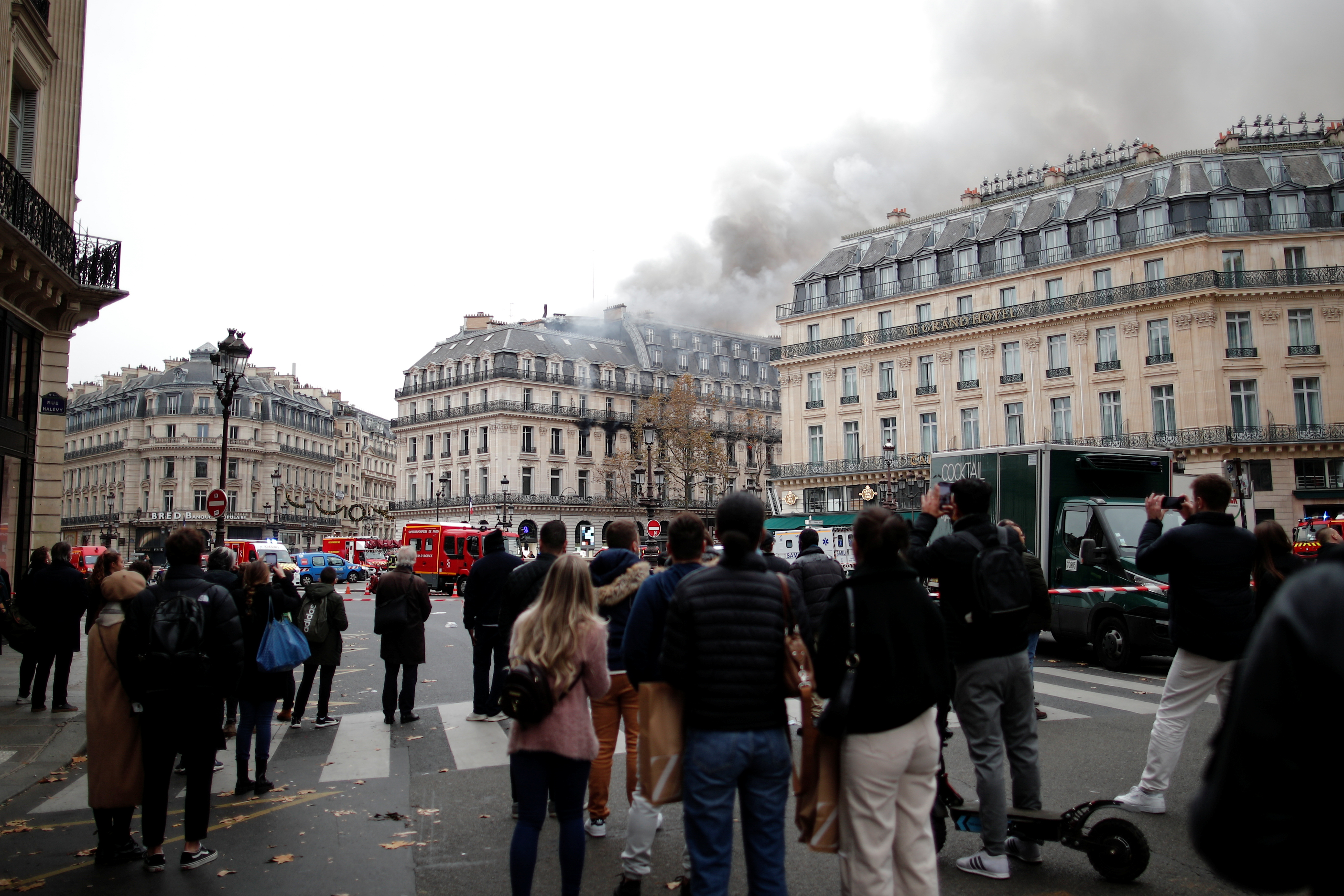 Paris'te tarihi binada korkutan yangın!