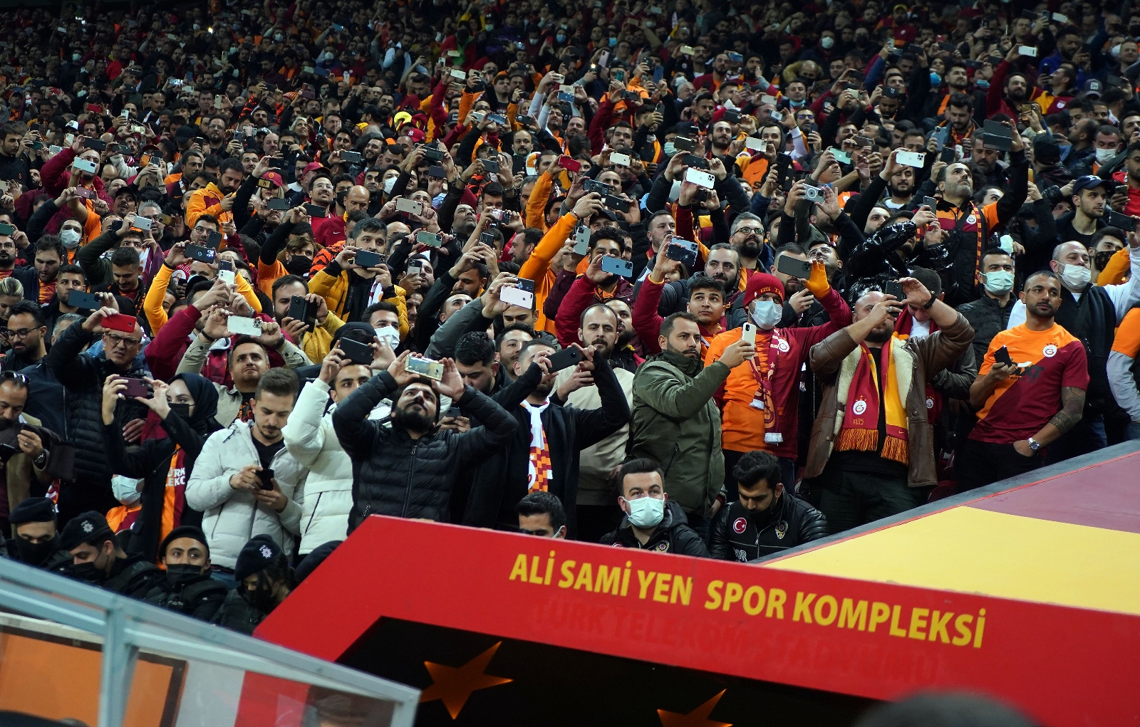 Galatasaray taraftarından ’Squid Game’ koreografisi