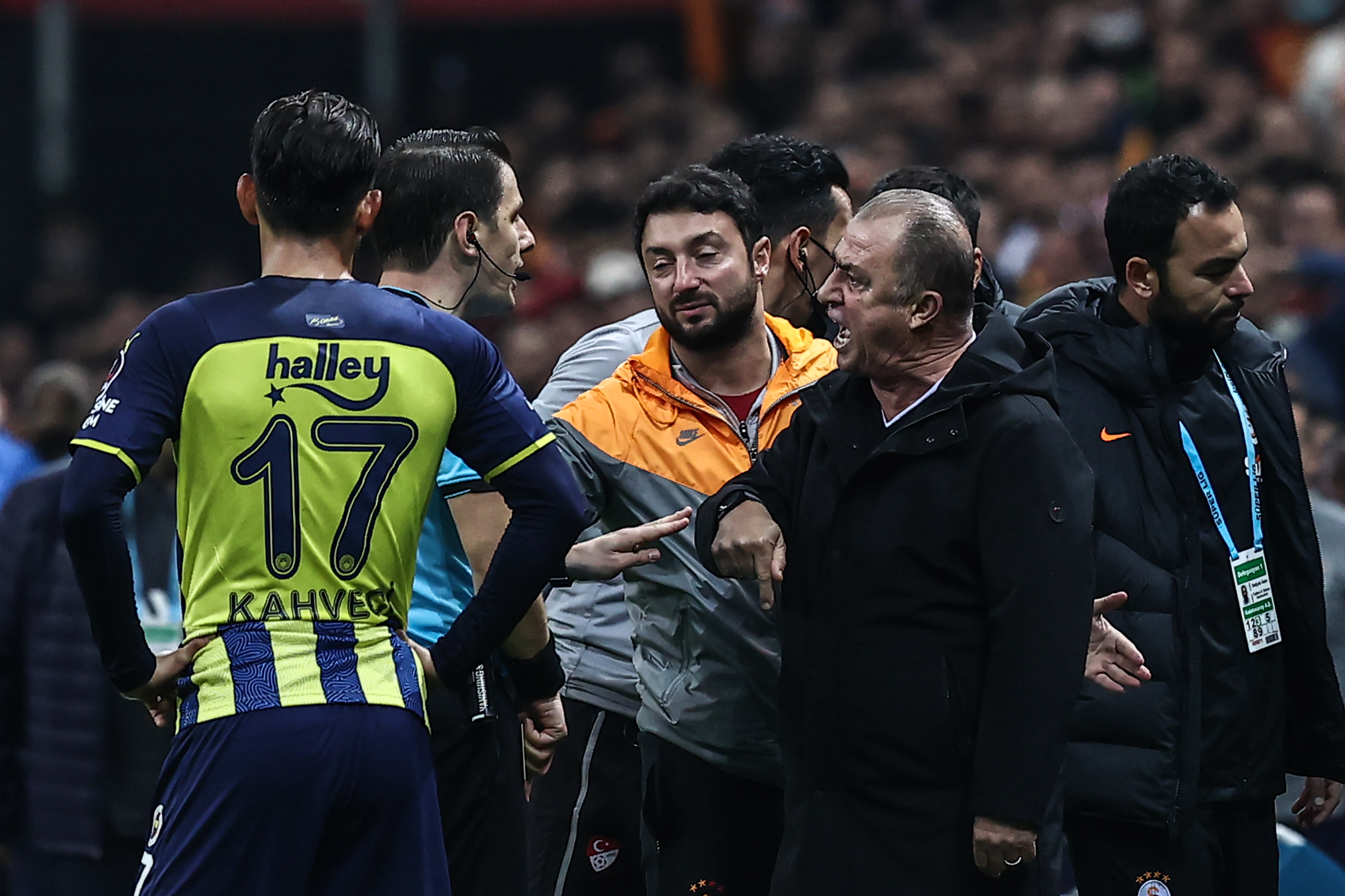 Fenerbahçe derbisi sonrası PFDK sevki Fatih Terim’i yakacak!