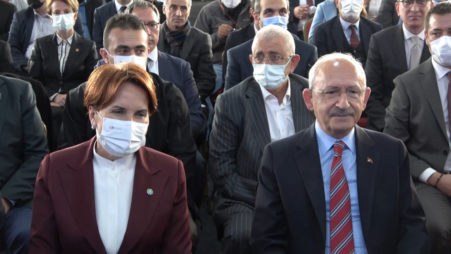 <p>Millet İttifakı'nda ise CHP, kararsızlar dağıtıldıktan sonra yüzde 24,5 oy alırken ittifakın diğer ortağı İyi Parti ise yüzde 15 oy topladı.<br></p>