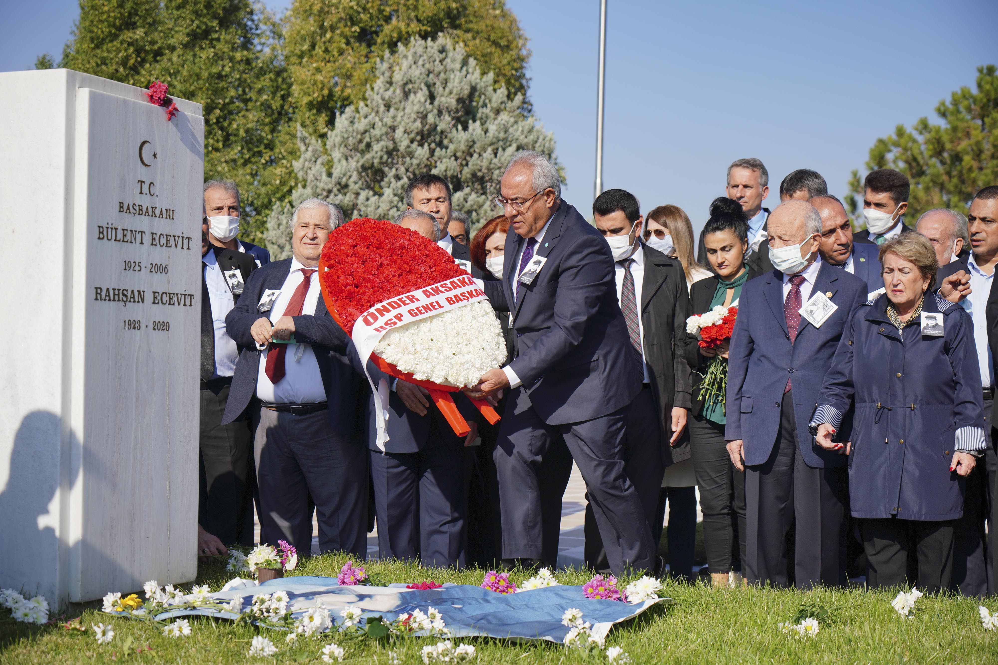 <p>5 Kasım 2006'da yaşamını yitiren Bülent Ecevit için, ölümünün 15'inci yıl dönümünde Devlet Mezarlığı'ndaki kabri başında tören düzenlendi. Törene DSP Genel Başkanı Önder Aksakal, çok sayıda partili ile vatandaşlar katıldı. Aksakal ve beraberindekiler mezara karanfil bırakarak, dua etti.</p>